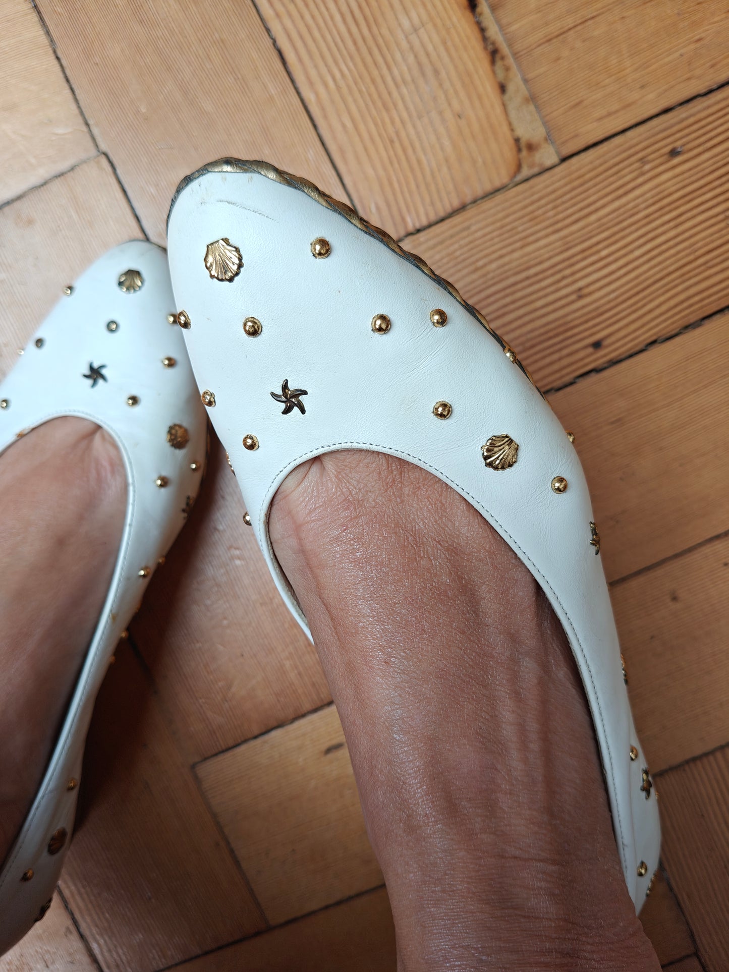 1980's size 5 white and gold shoes
