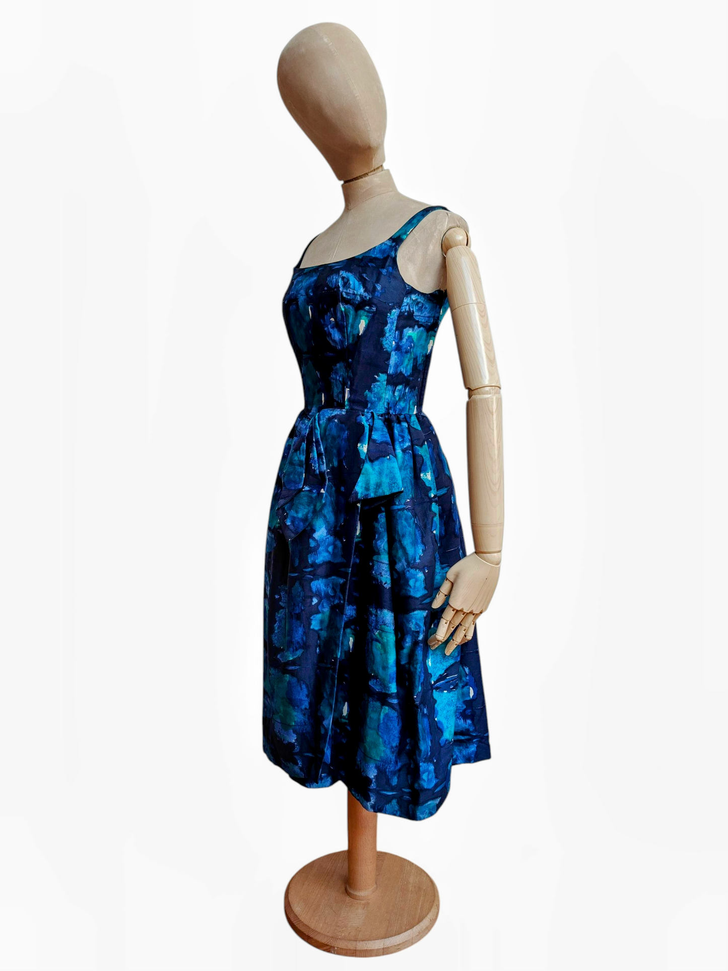 Elegant 1950s blue sleeveless dress