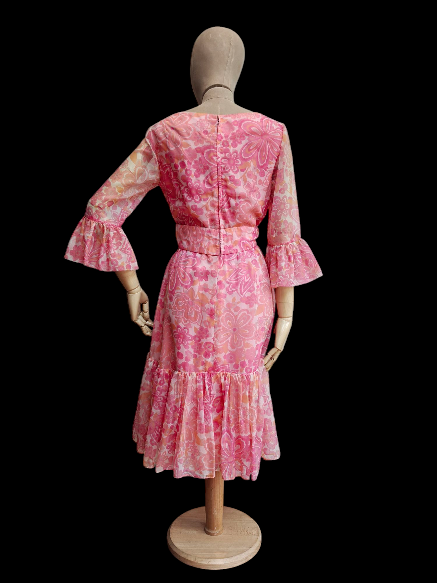 Flattering vintage floral dress in pink