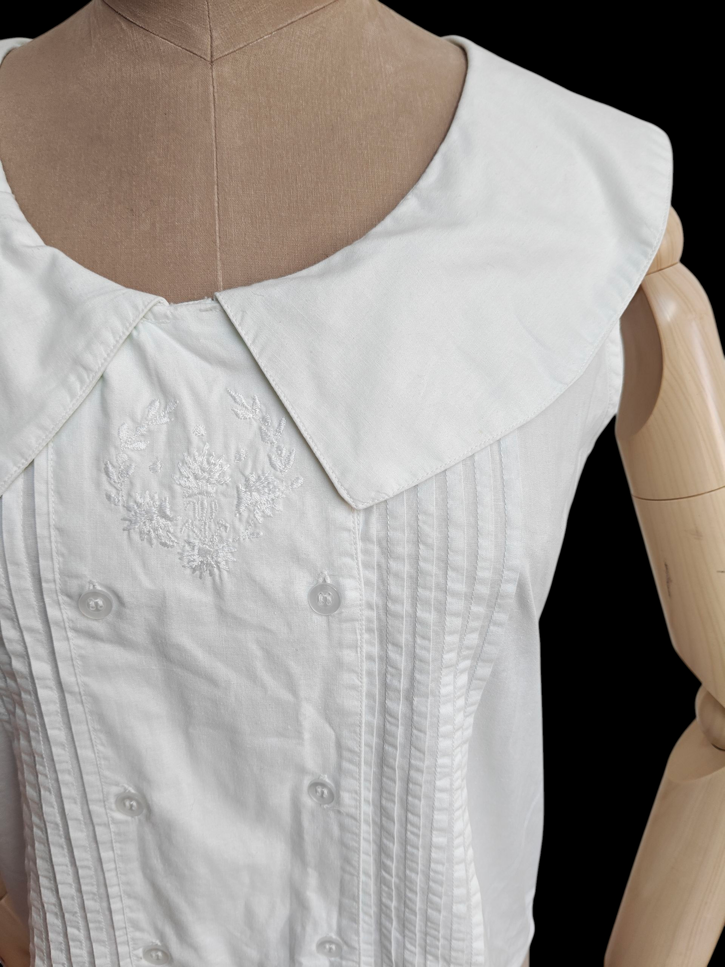 Gorgeous white vintage blouse with amazing collar