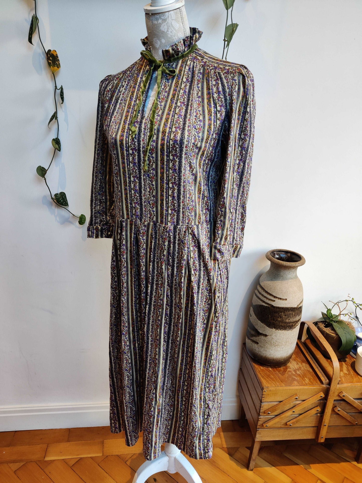 Floral prairie dress with keyhole detail