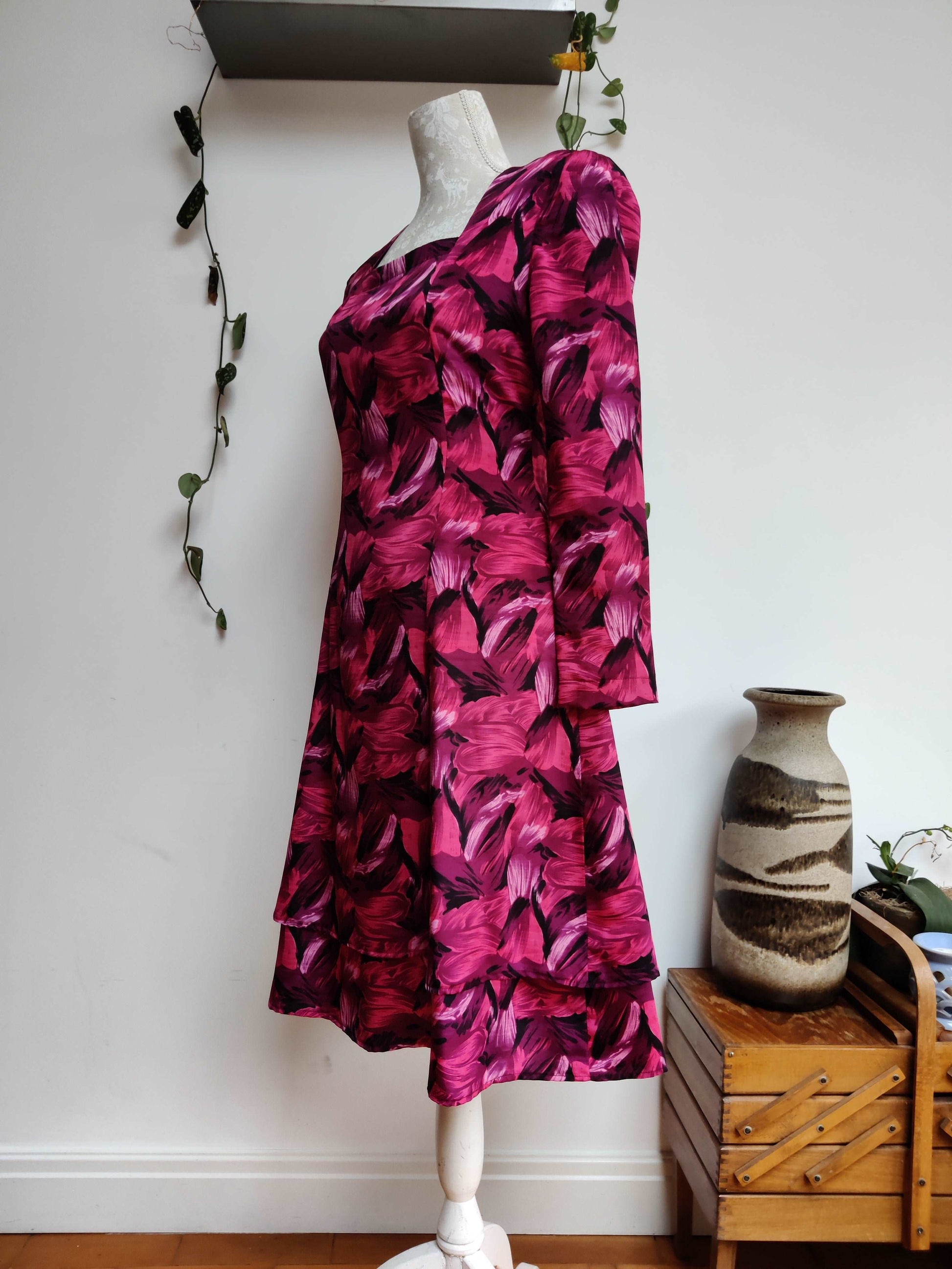 Beautiful 60s floral dress in vibrant pink. Size 12.
