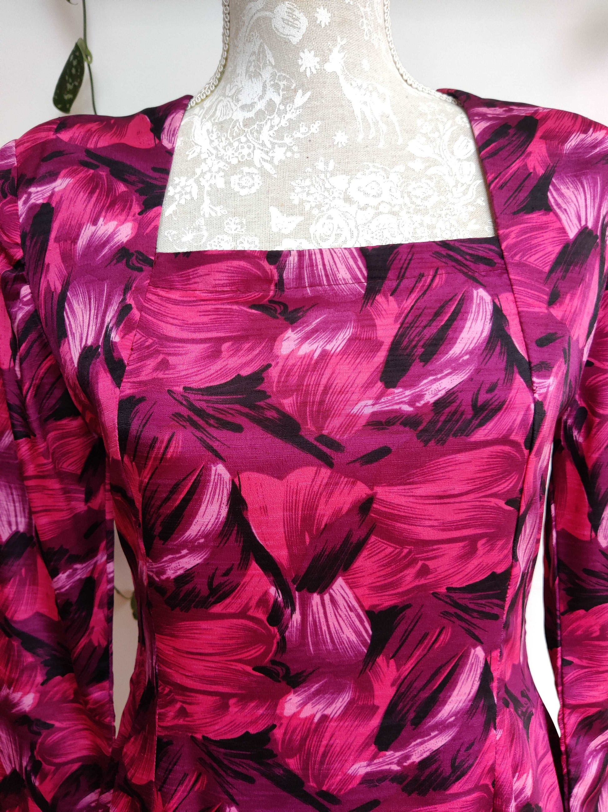 Beautiful 60s floral dress in vibrant pink. Size 12.
