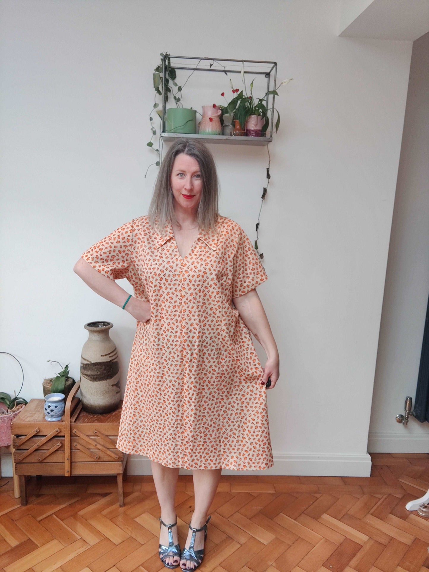 Pretty plus size dress with 70s collar