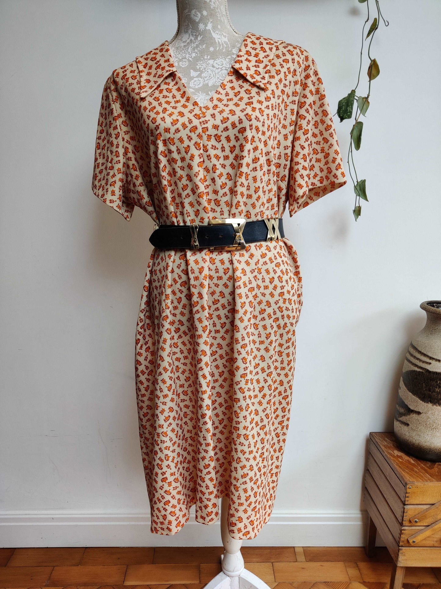 beautiful vintge dress with 70s collar.