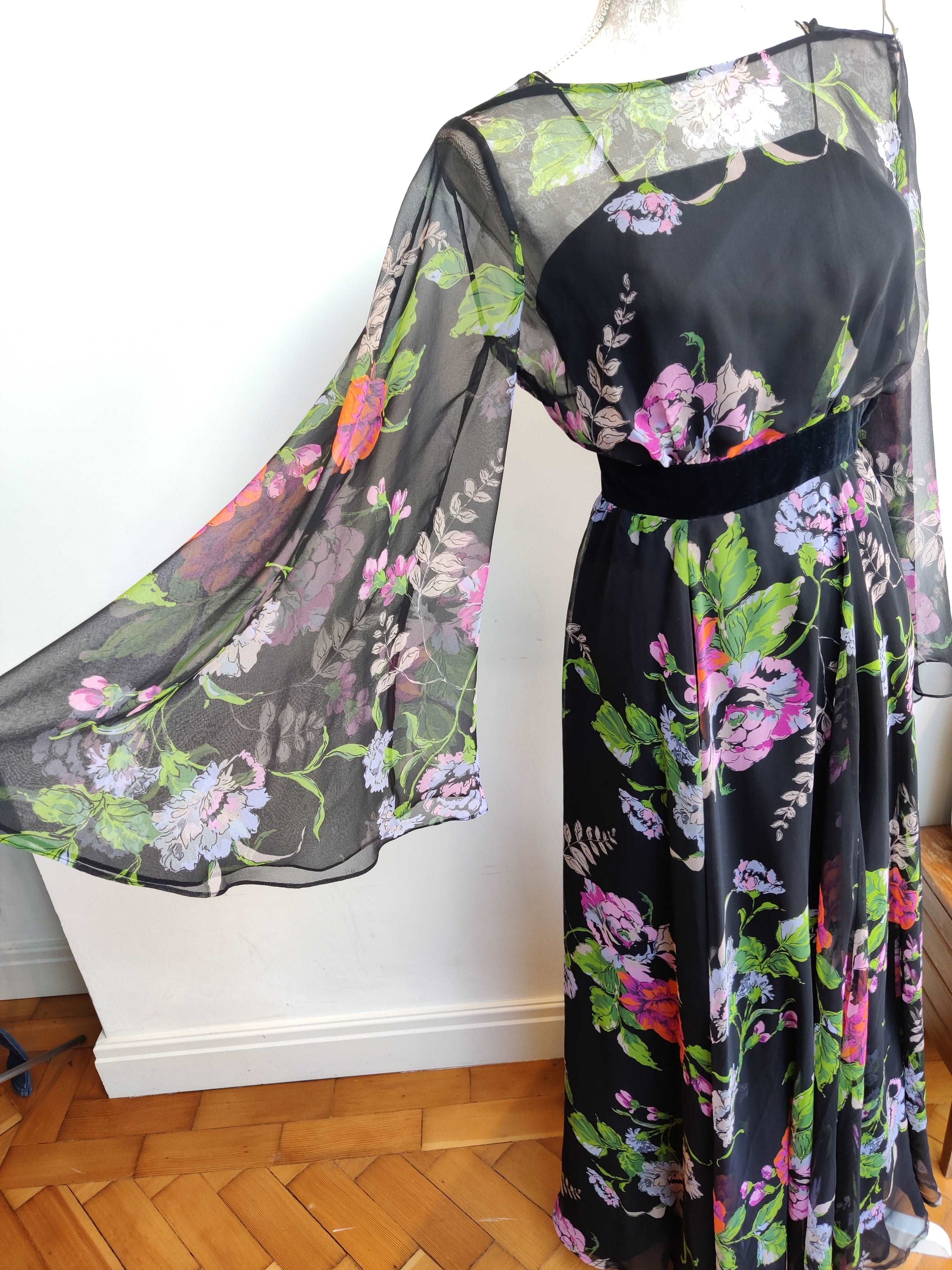 Beautiful wide flared 70s sleeves