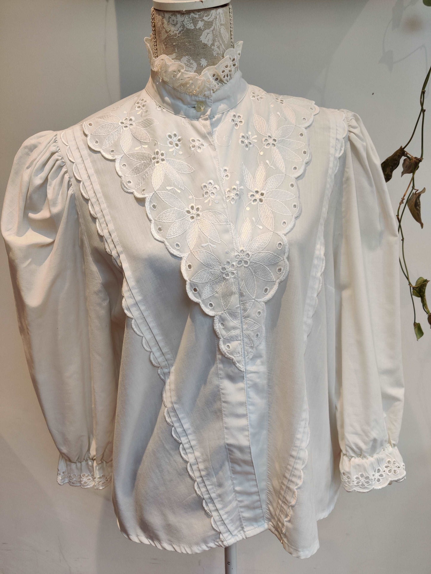 Vintage broderie anglaise blouse size 14 - 16