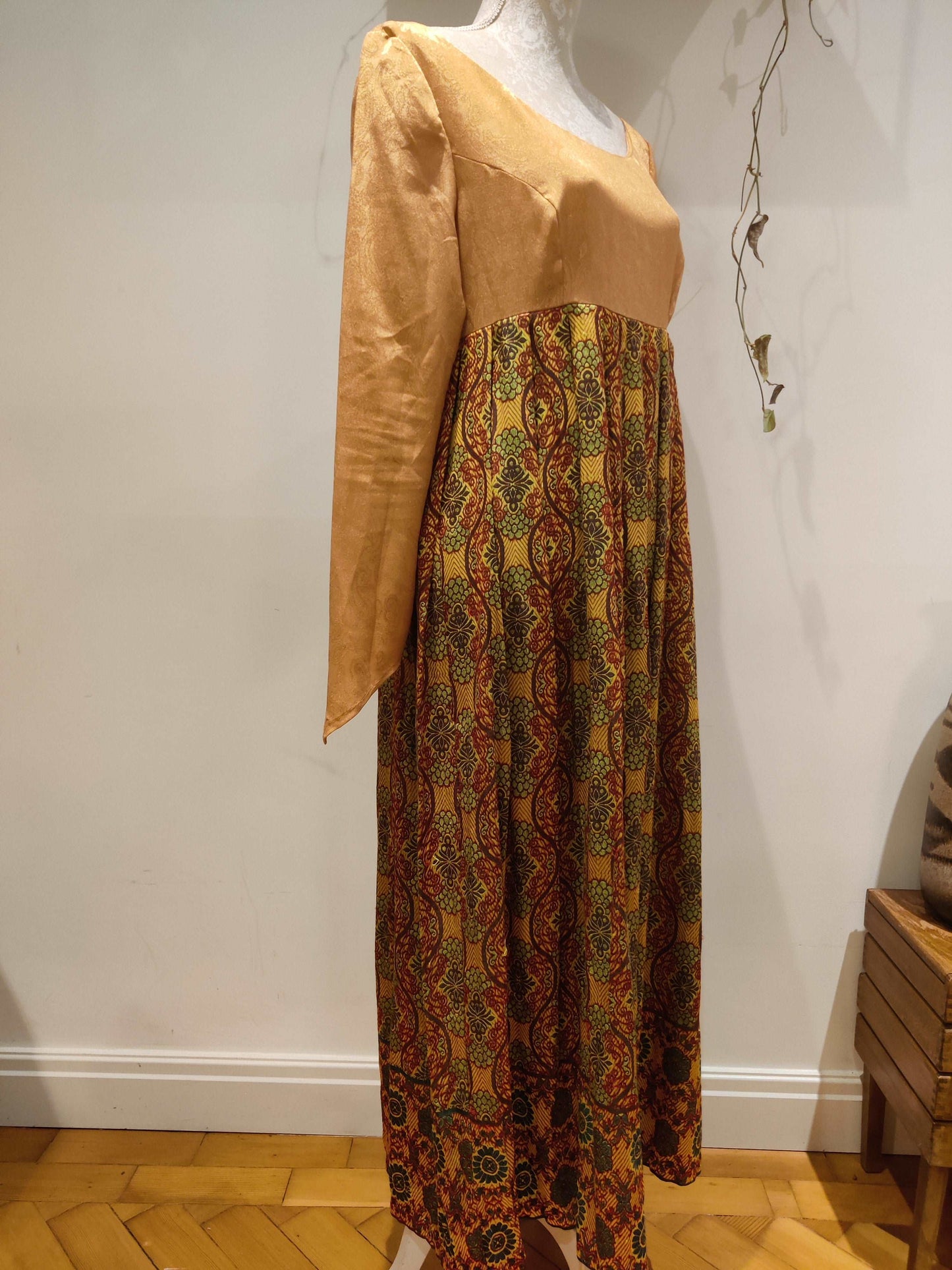 Beautiful maxi dress in gold and vintage print.