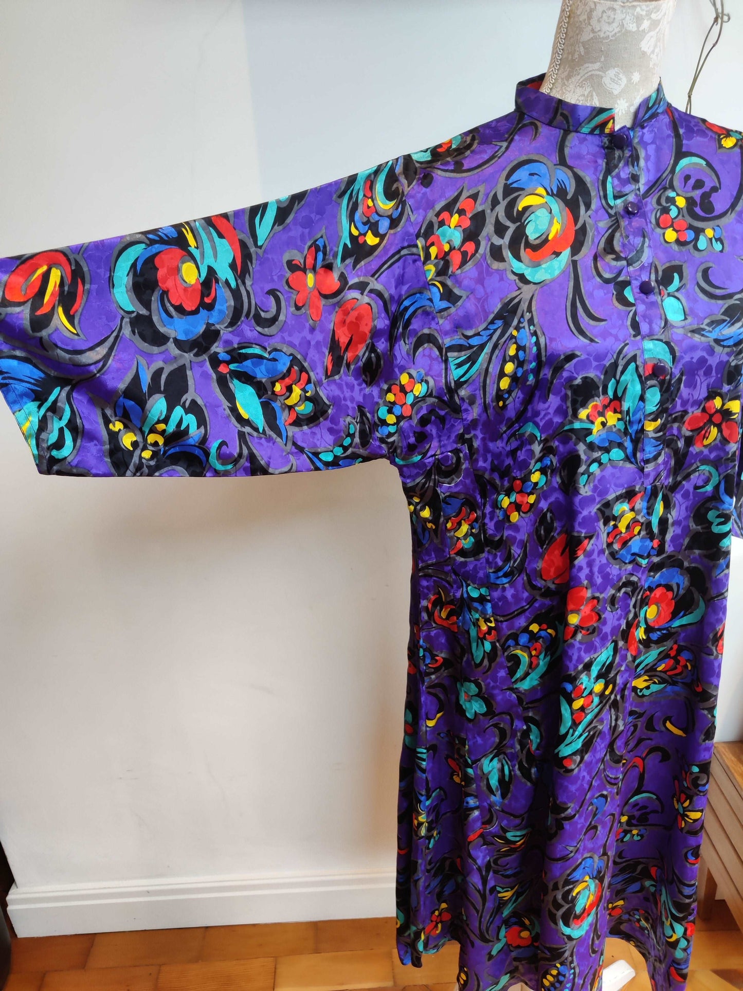 Floral 80s dress with mandarin collar.