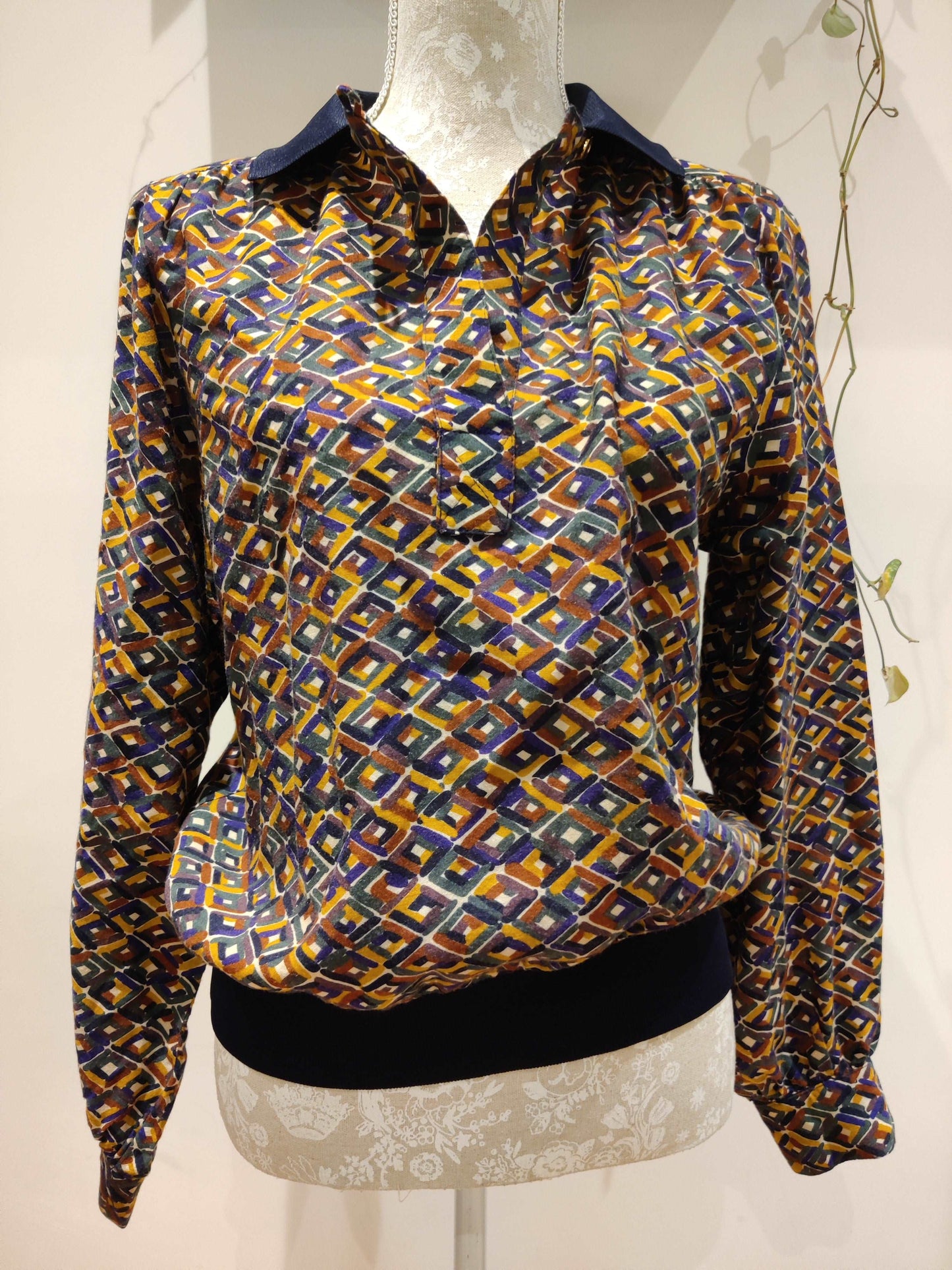 Amazing 80s Windsmoor shirt with ribbed waist. Size 12.