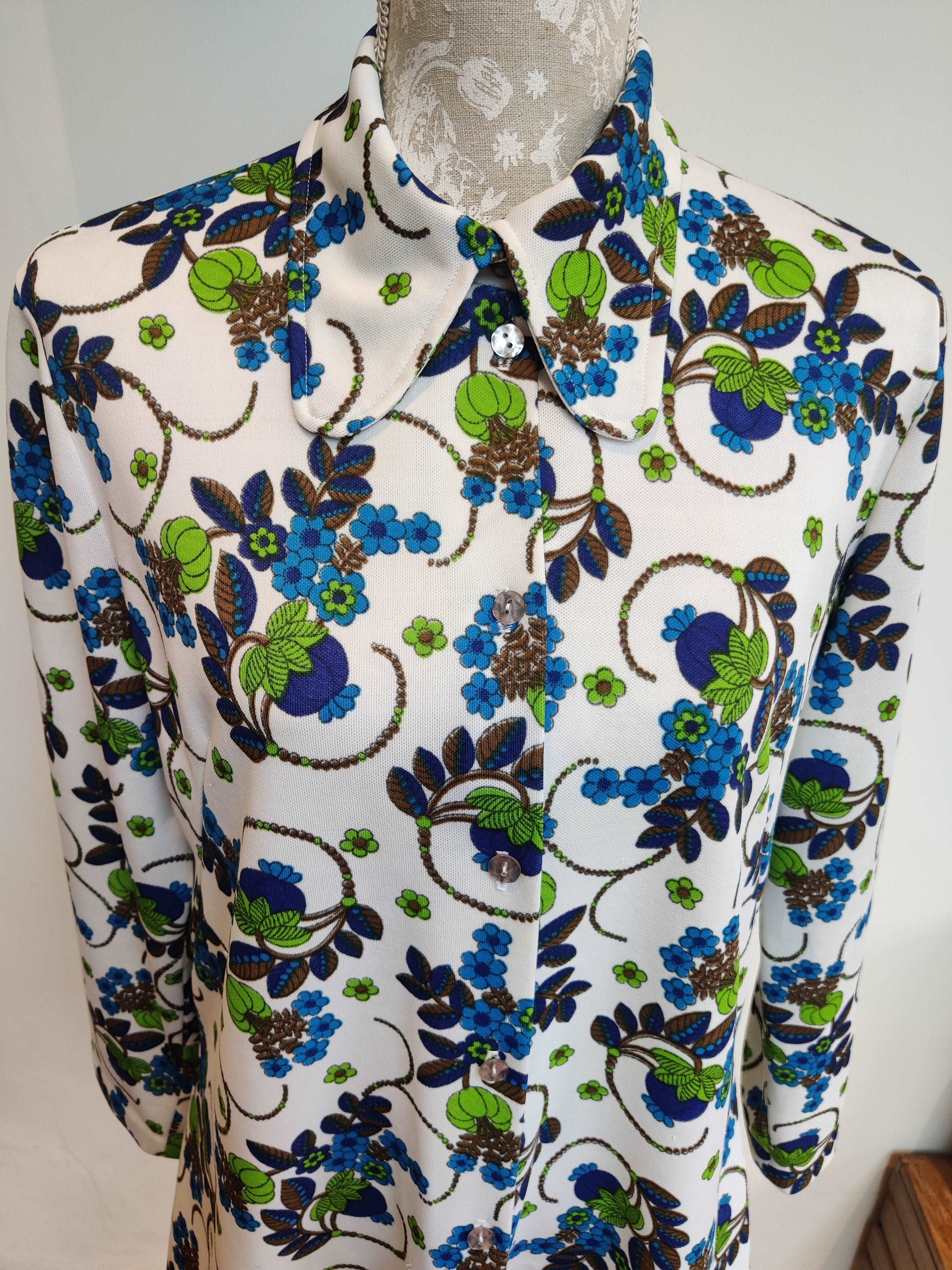White floral vintage shirt with dagger collar