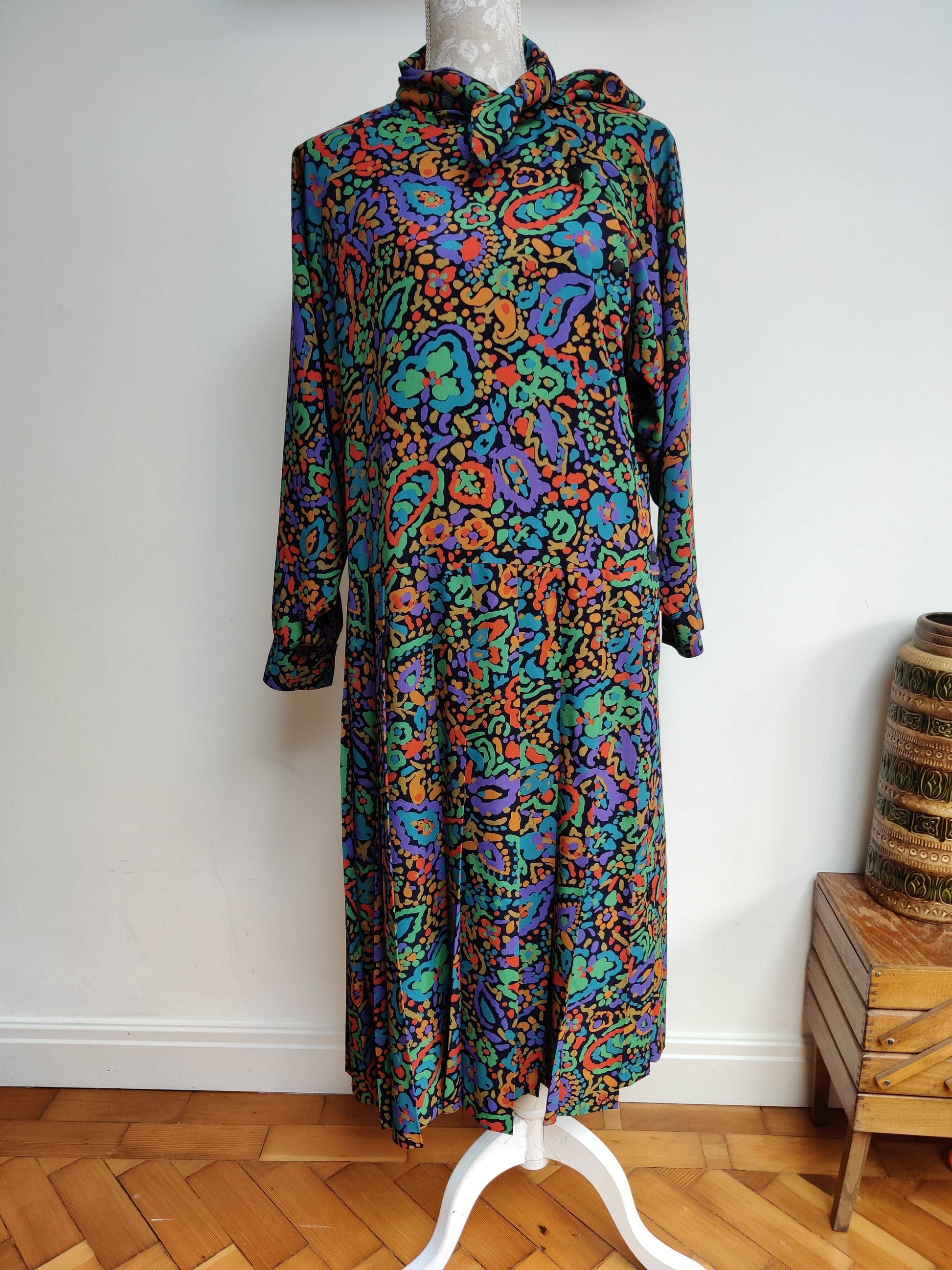 Plus size vintage dress.
