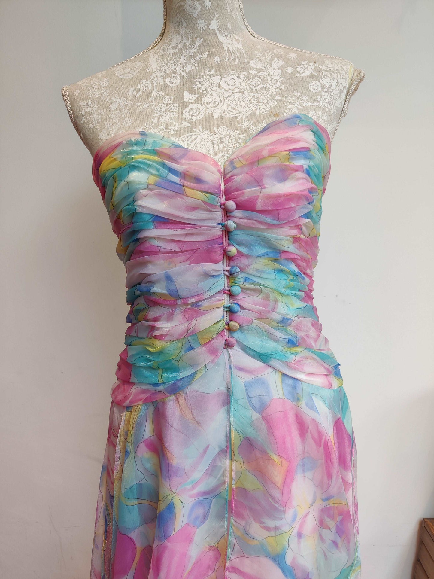 Vintage dress perfect for the races. Size 8.