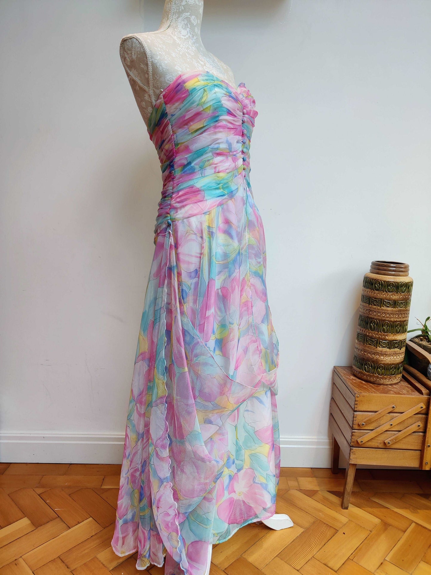 Beautiful bright floral 80s strapless gown. Size 8.