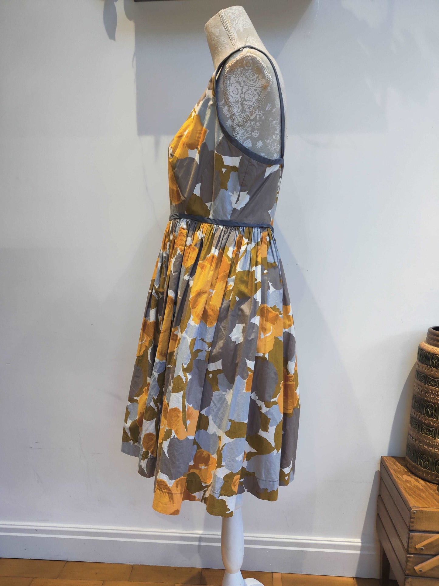 Sleeveless 50s dress