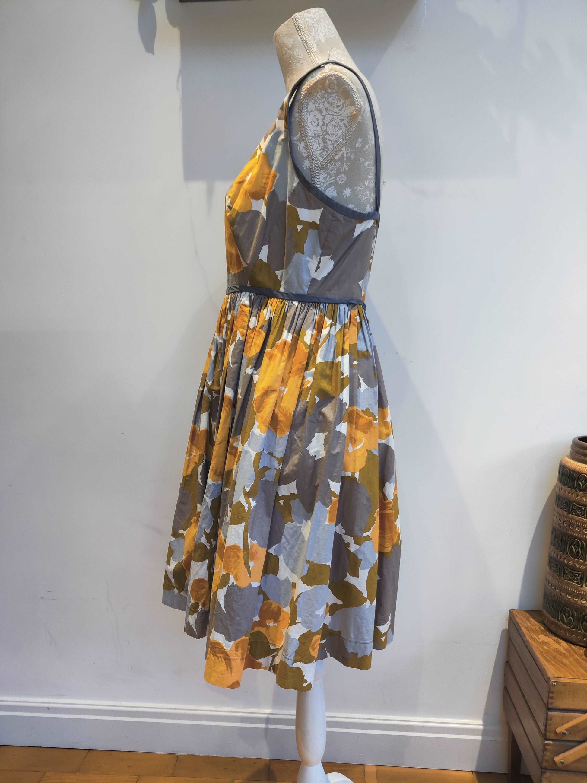 Sleeveless 50s dress