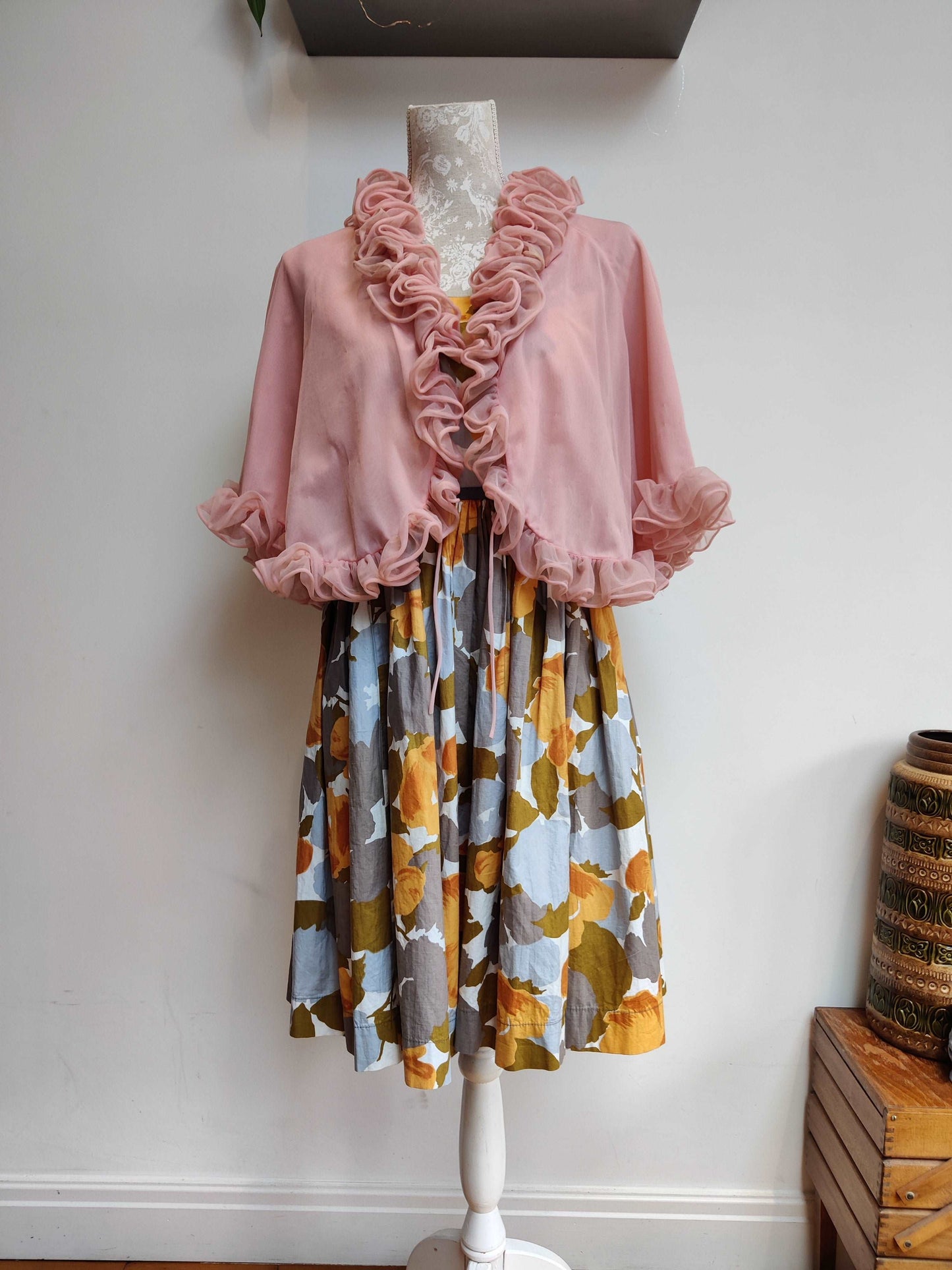 Stunning 50s dress with floral design.