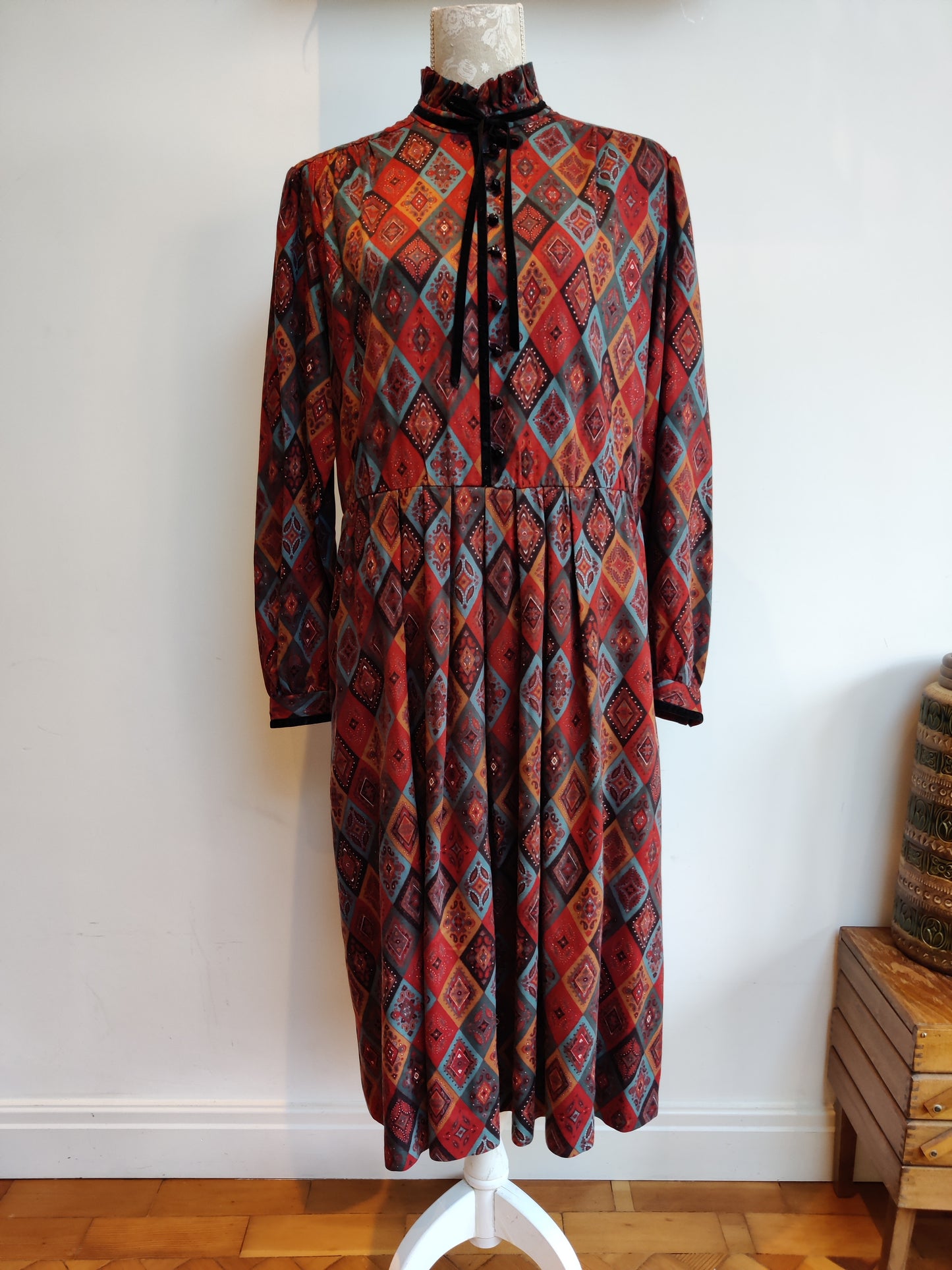 Beautiful Windsmoor dress with pie crust collar and velvet trim