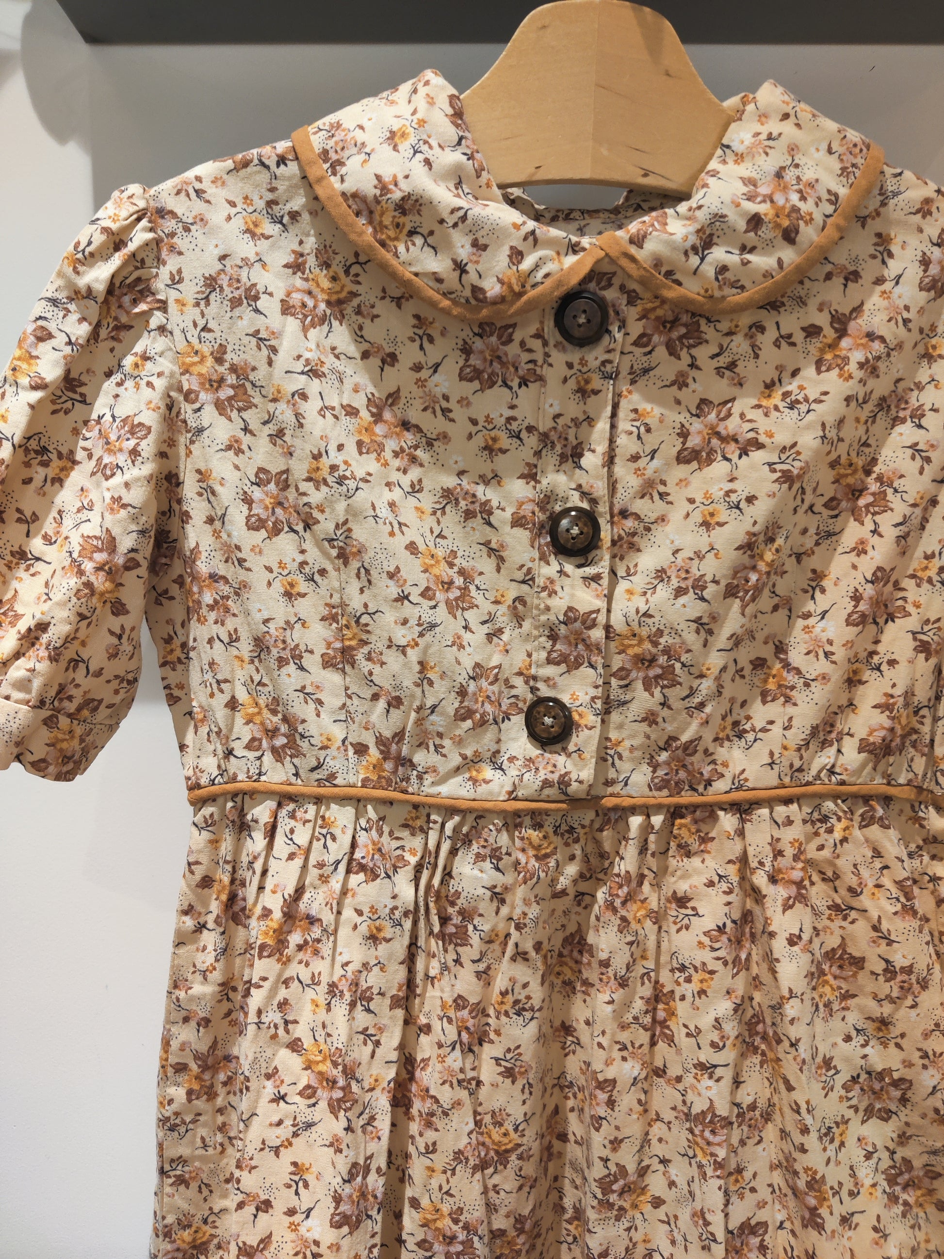 vintage kids dress with floral design and peter pan collar. age 6