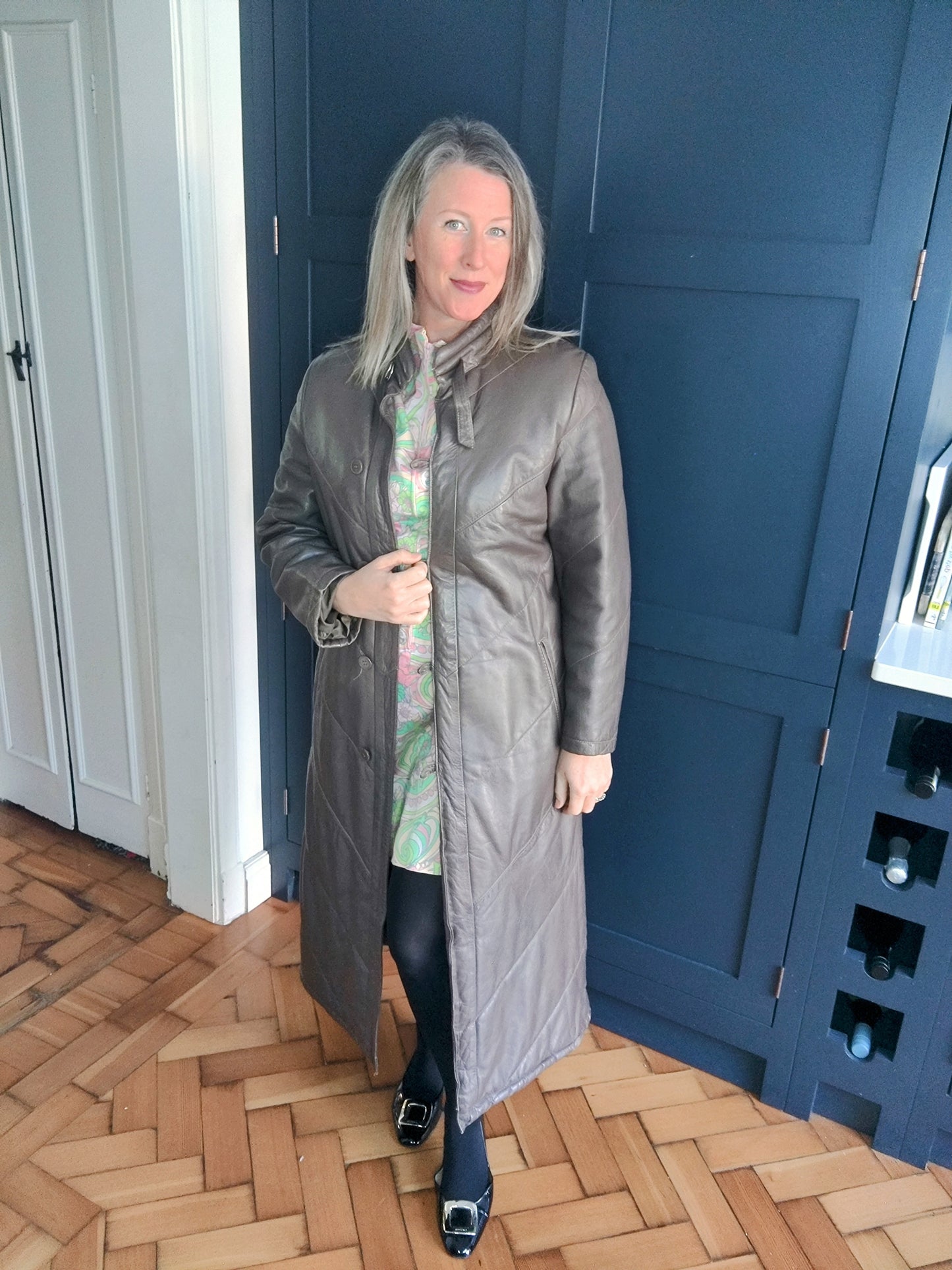 Incredible long vintage leather coat in grey. Size 12.