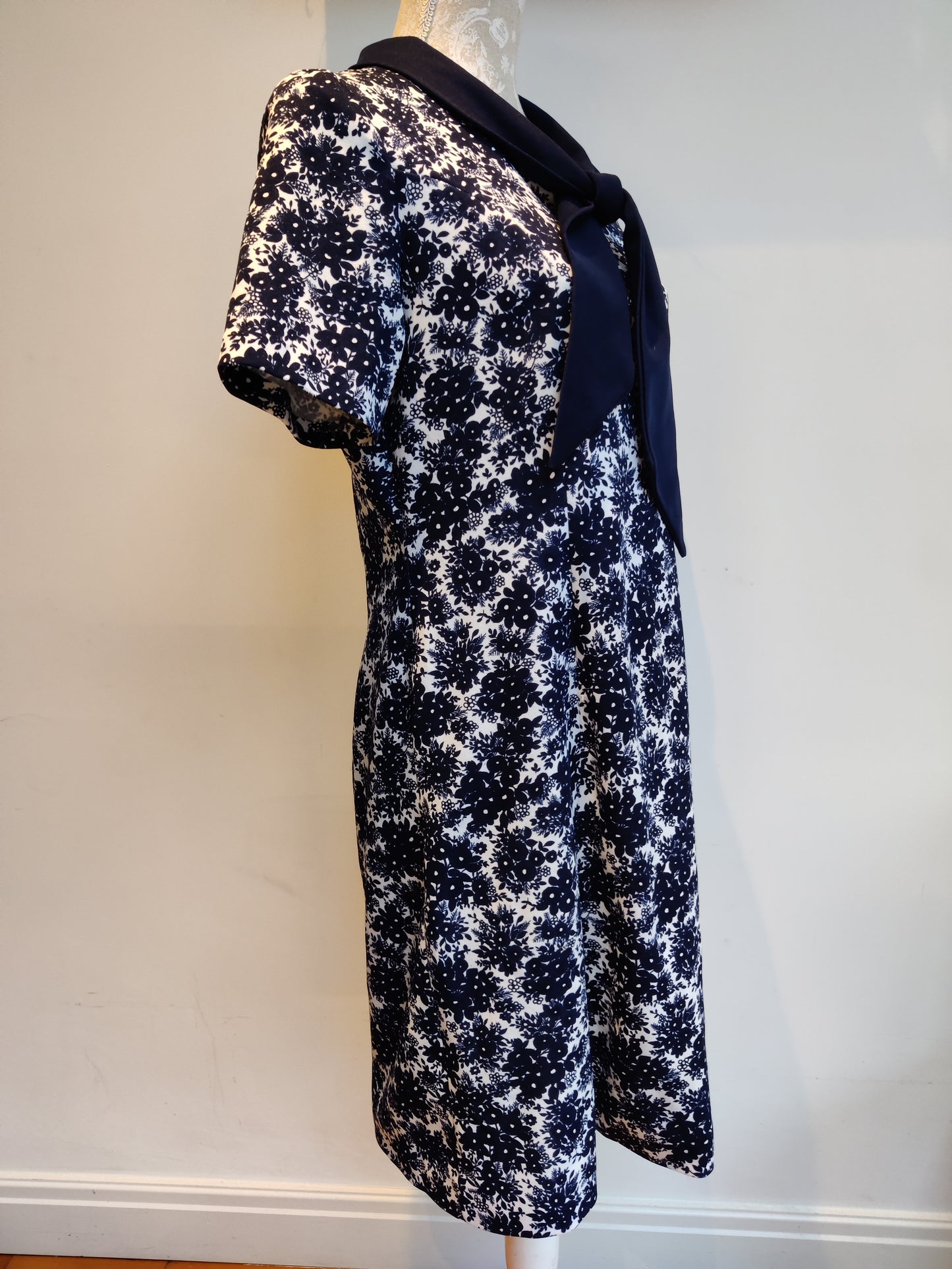 Lovely vintage day dress with pusdy bow.