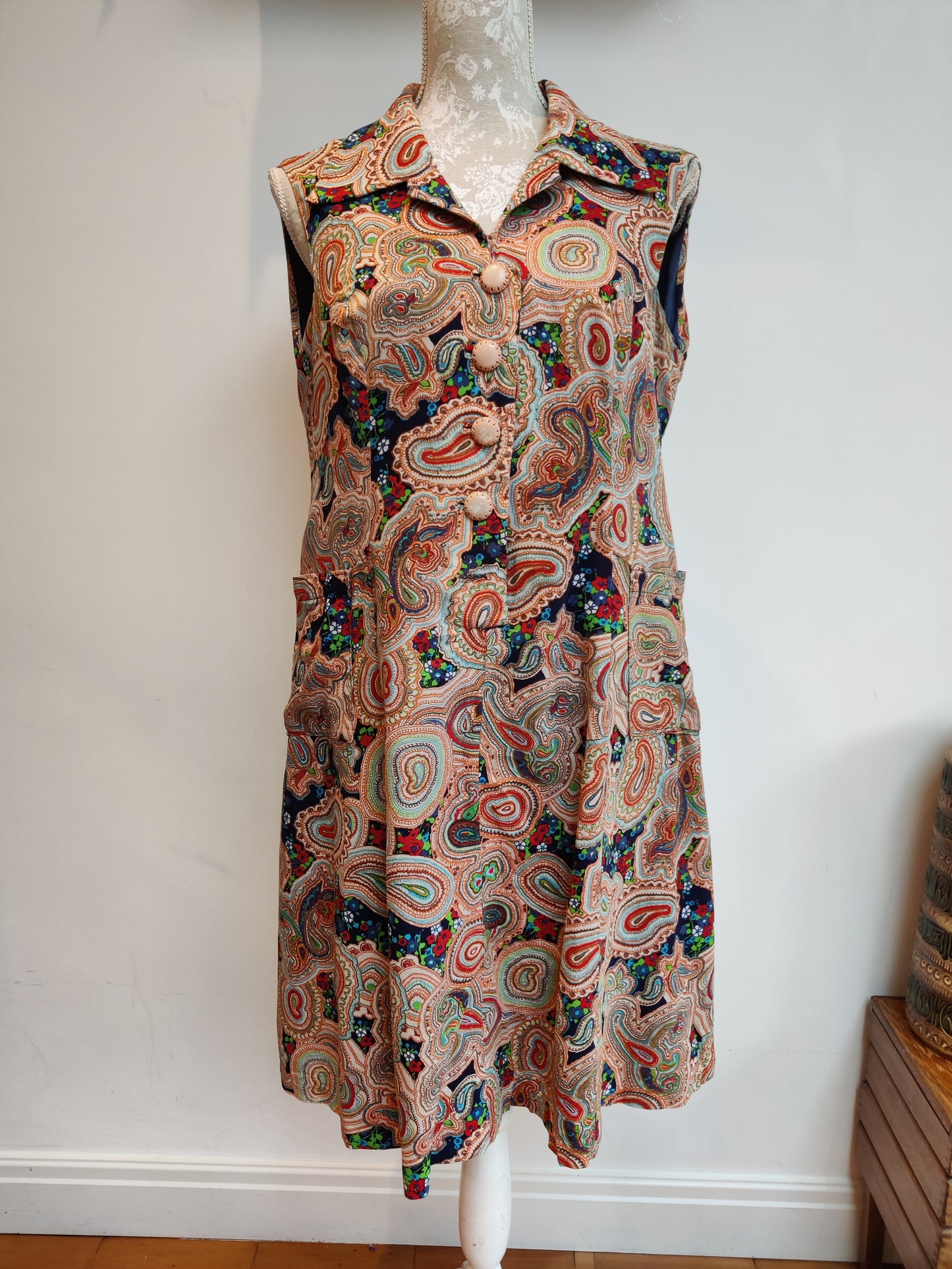 Vintage paisley sleeveless dress with dagger collar. size 16