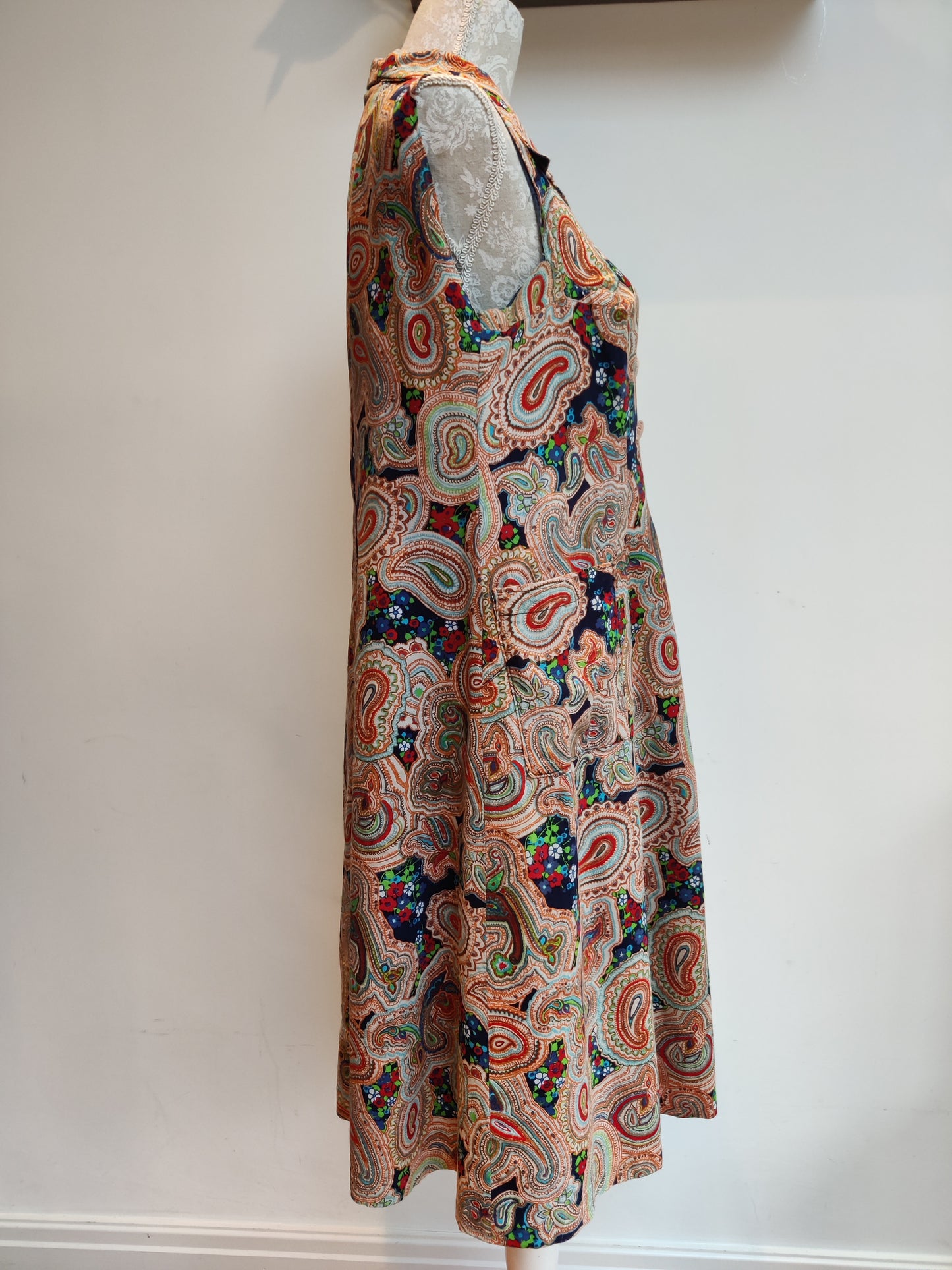 Vintage paisley sleeveless dress with dagger collar. size 16