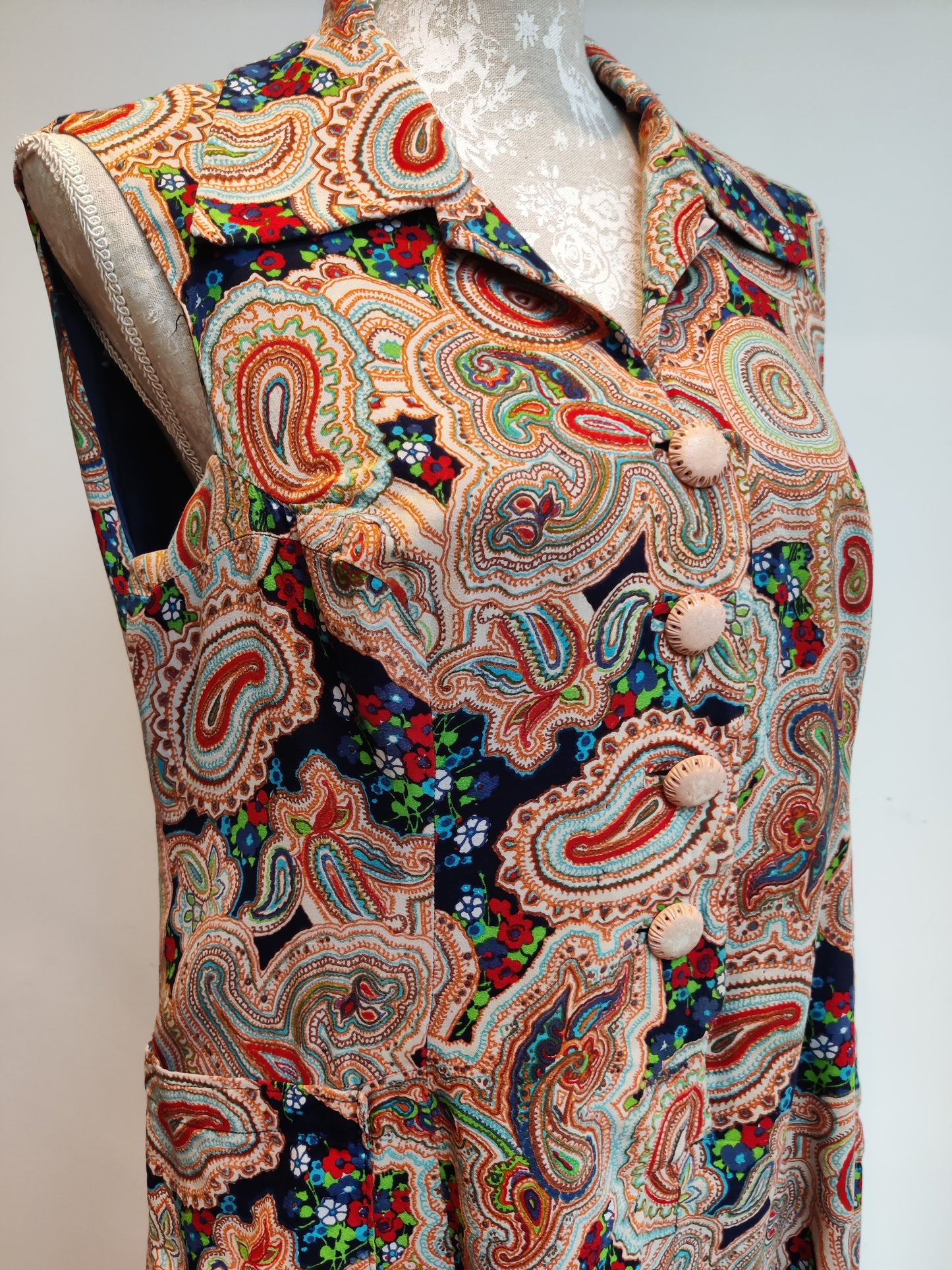 Vintage paisley sleeveless dress with dagger collar. size 16