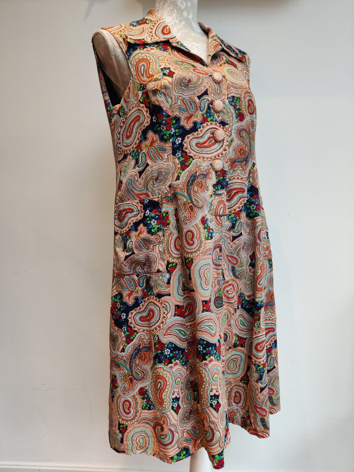 Vintage paisley sleeveless dress with dagger collar. size 16