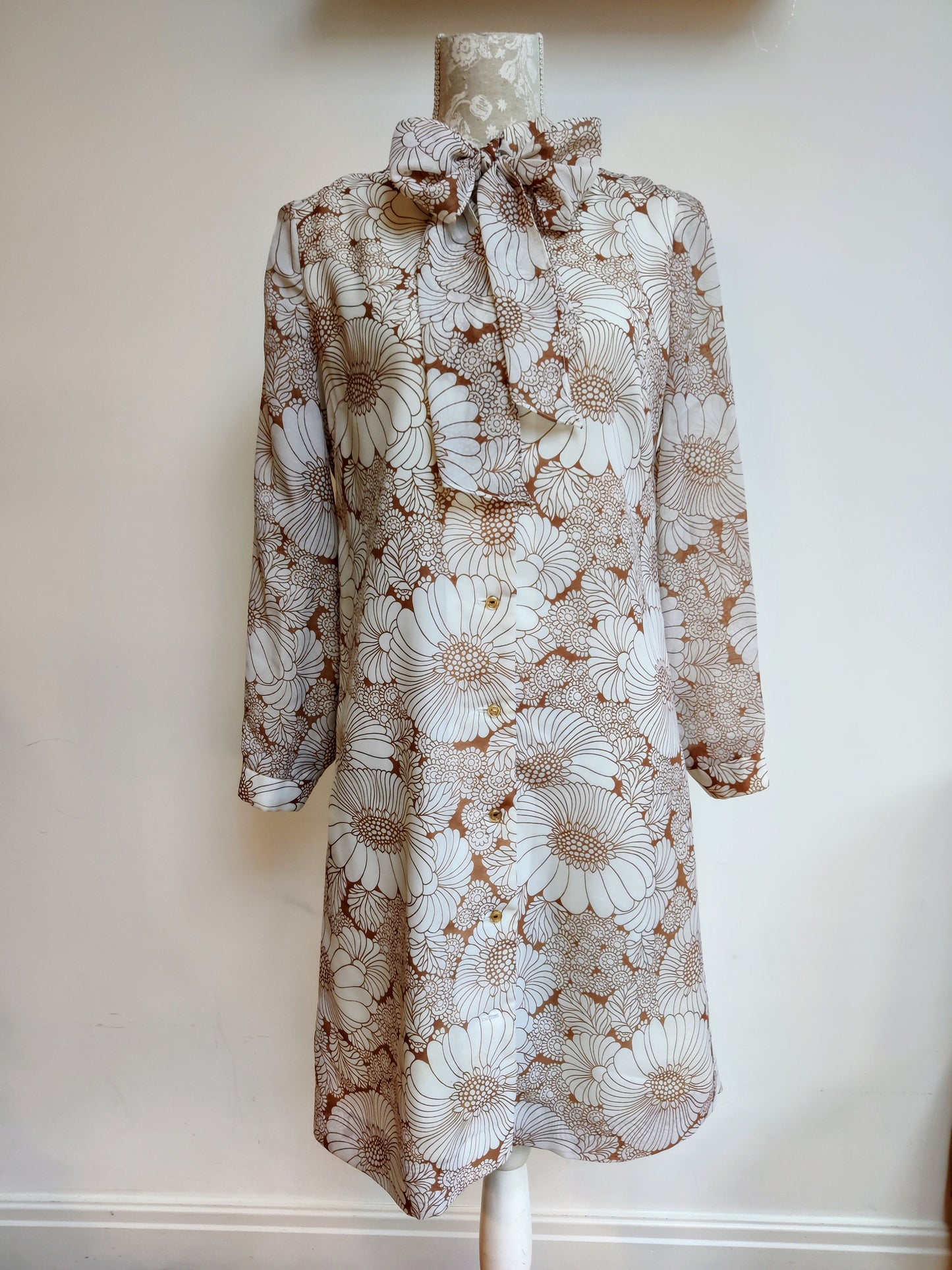 Stunning 60s mod dress with pussy bow detail.