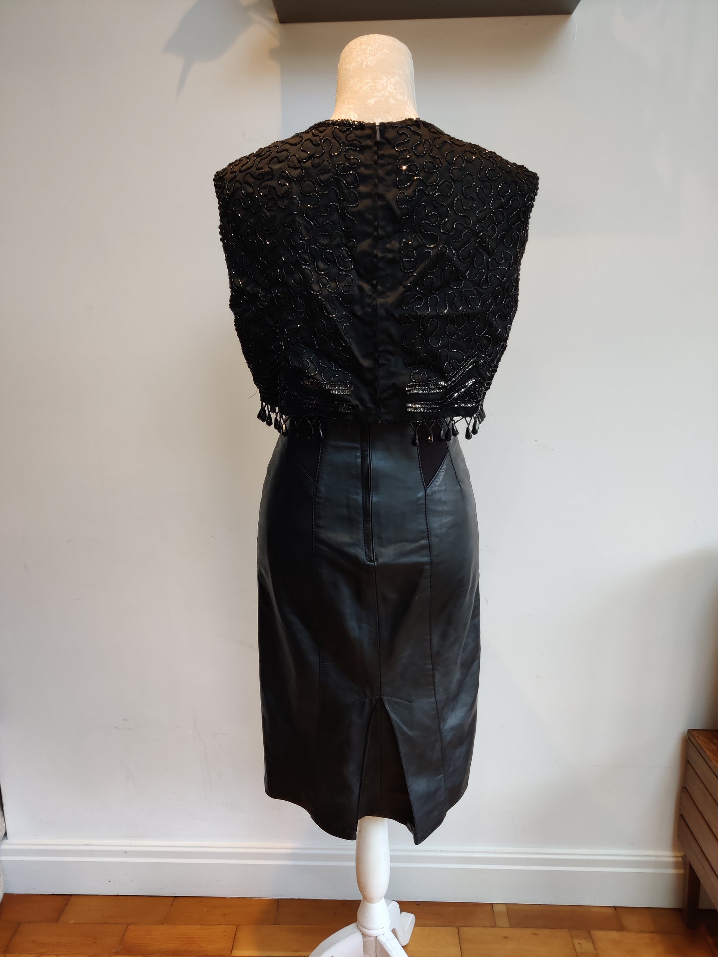 High waisted 80s leather pencil skirt. Size 6-8.