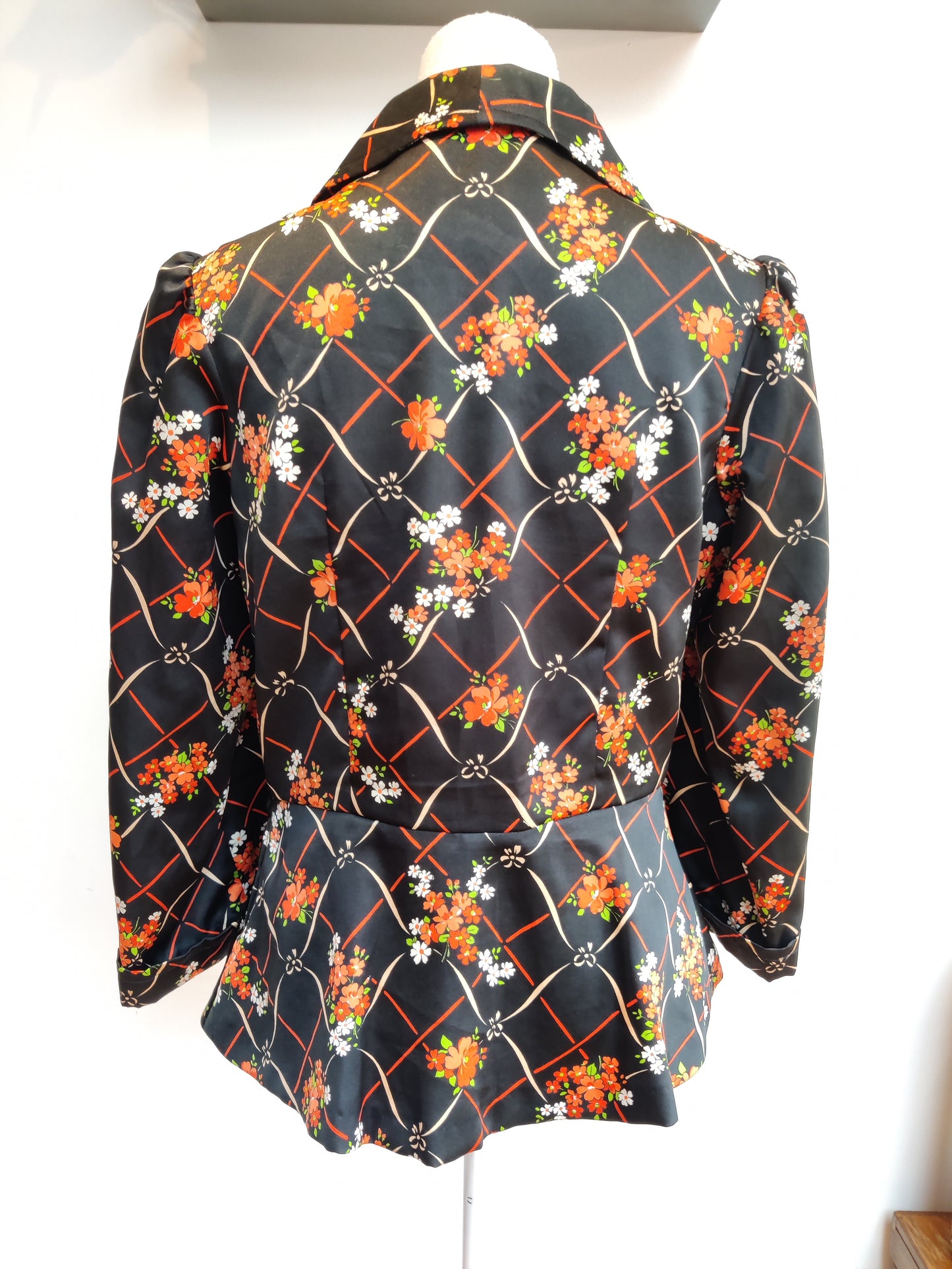 Ladies 70s shirt with dagger collar