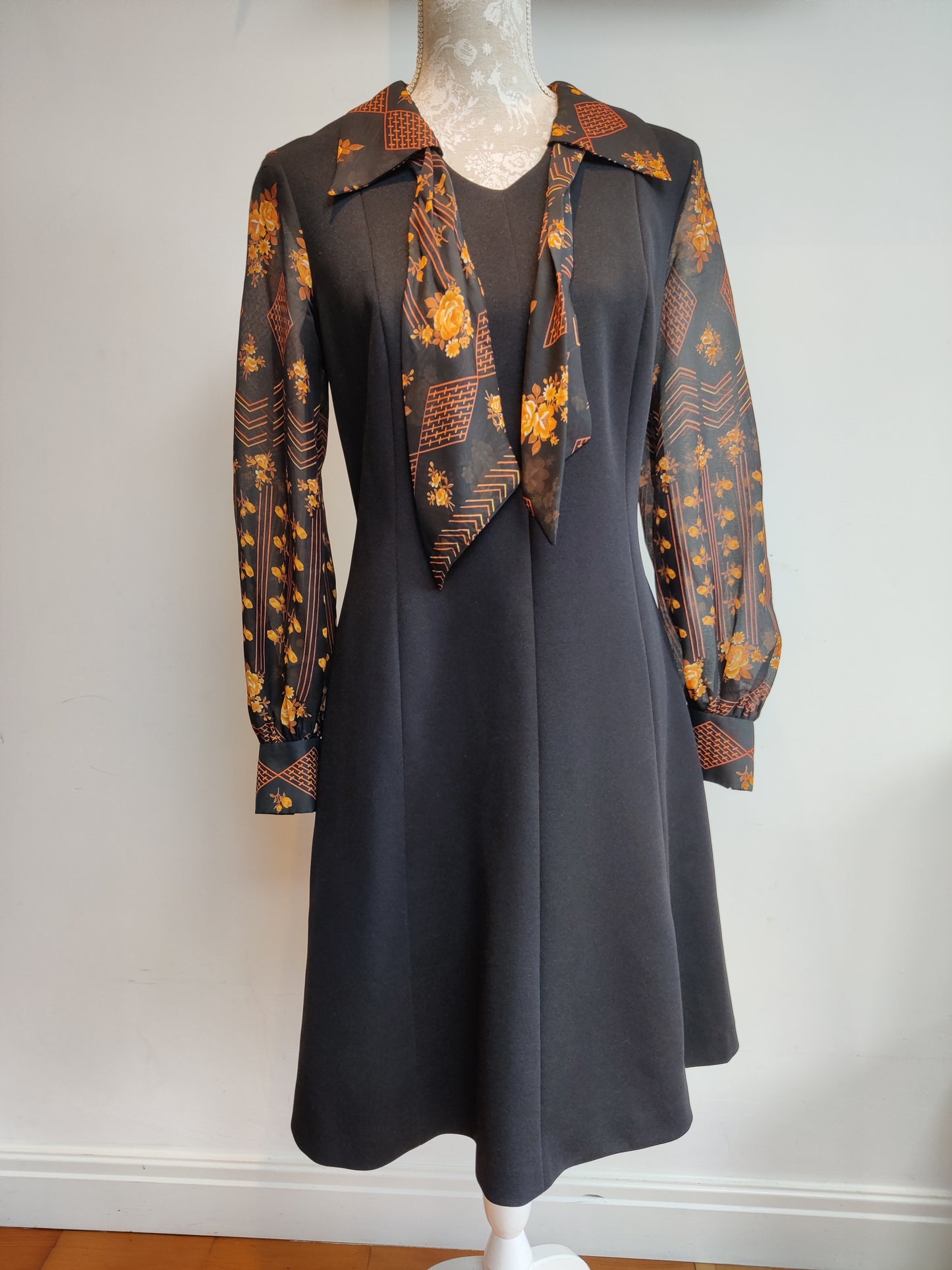 Vintage midi dress with long sleeves.