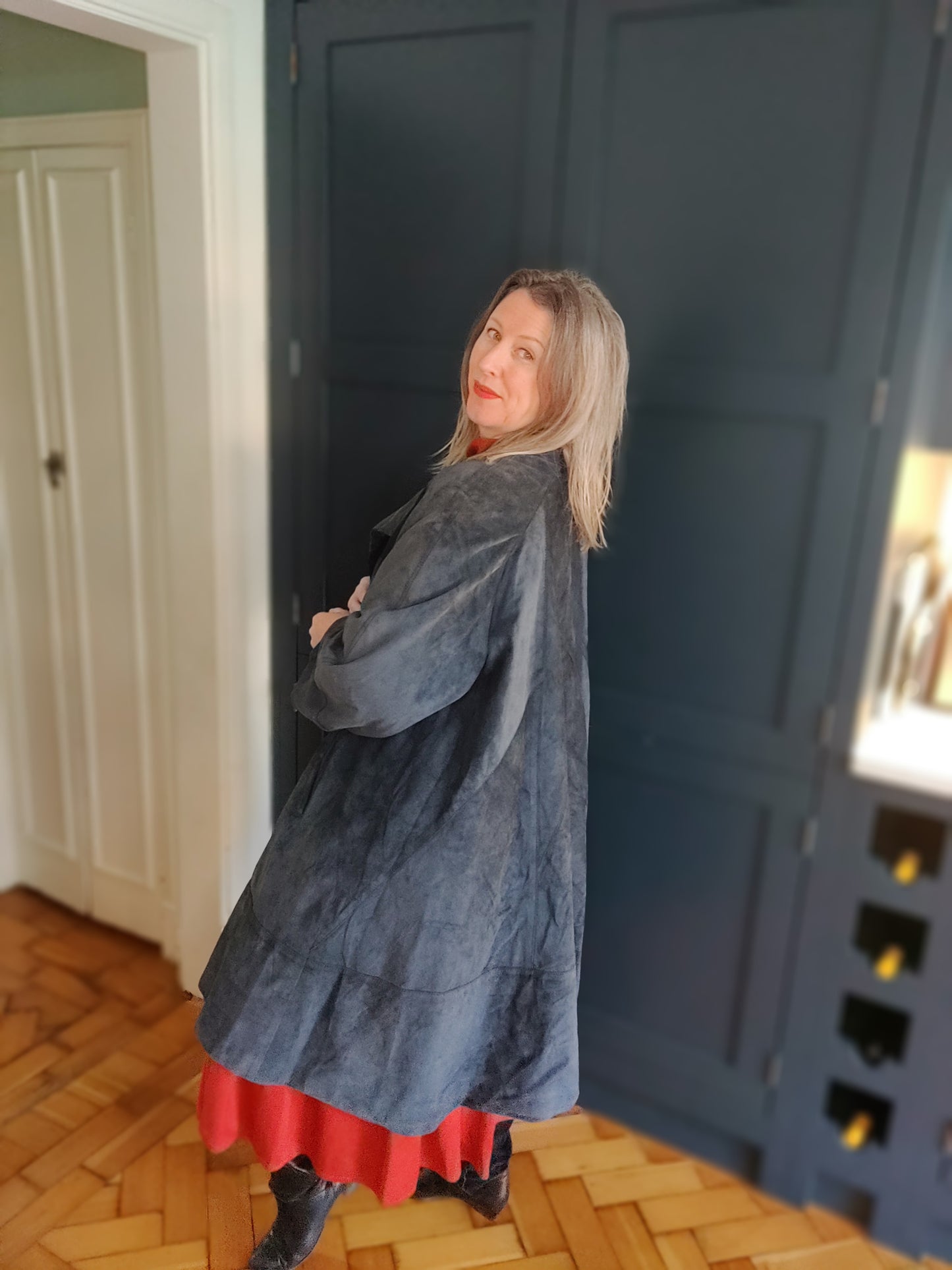 Beautiful vintage suede sing coat in navy. Size 16-22.