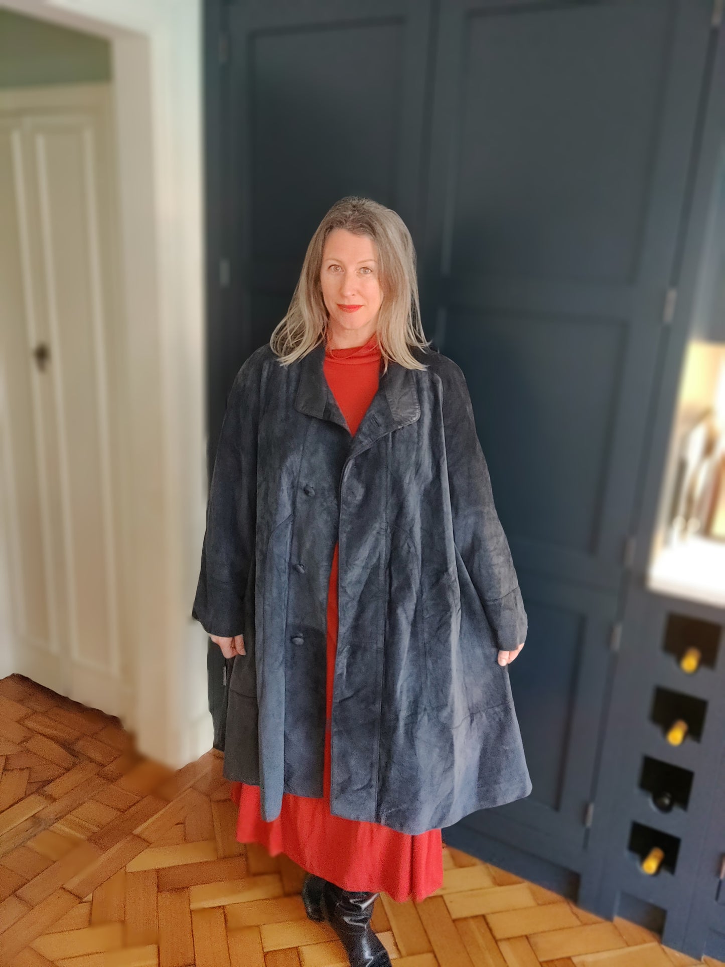 Beautiful vintage suede sing coat in navy. Size 16-22.