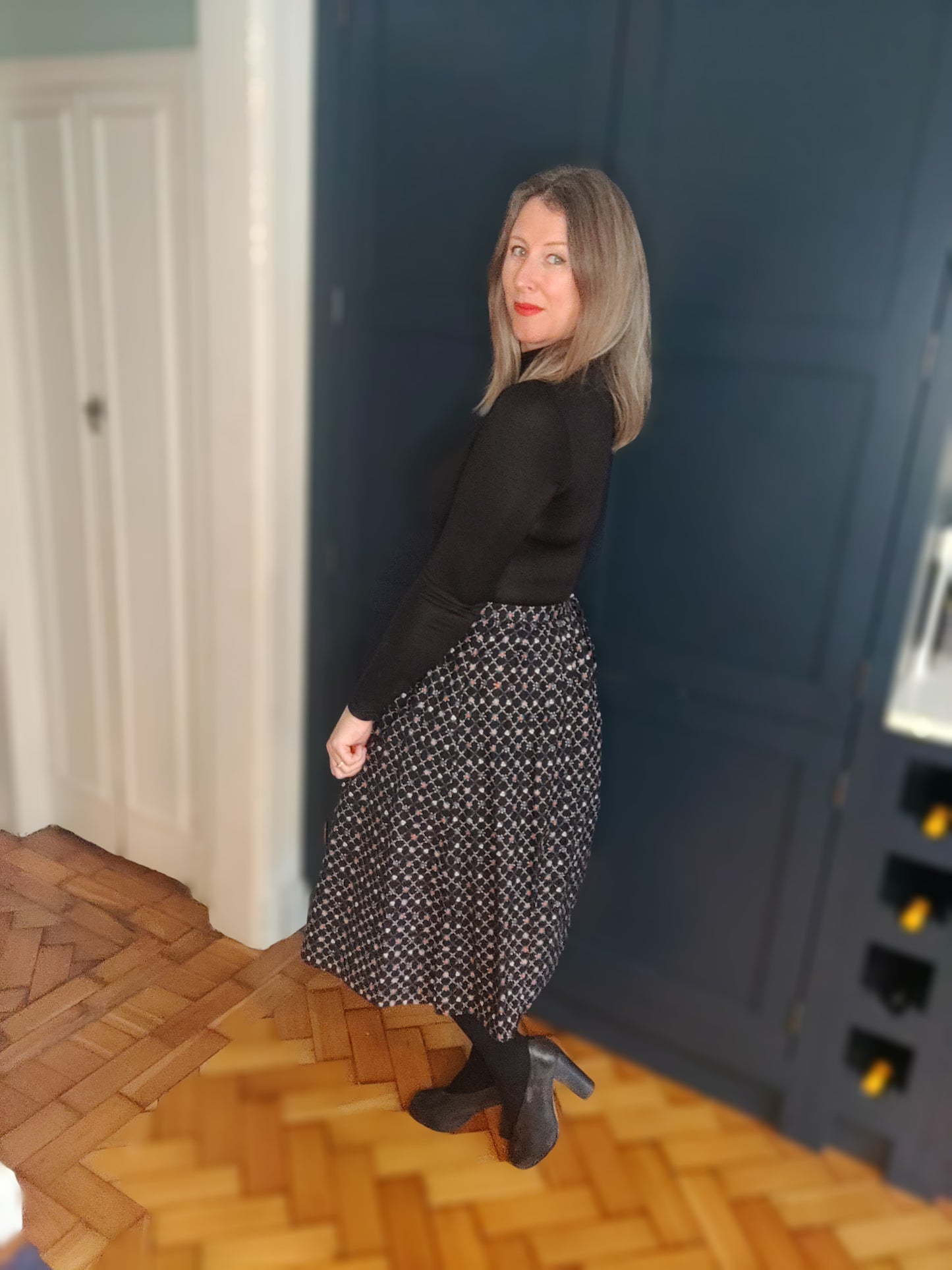 Ditzy floral print vintage skirt. Size 16.