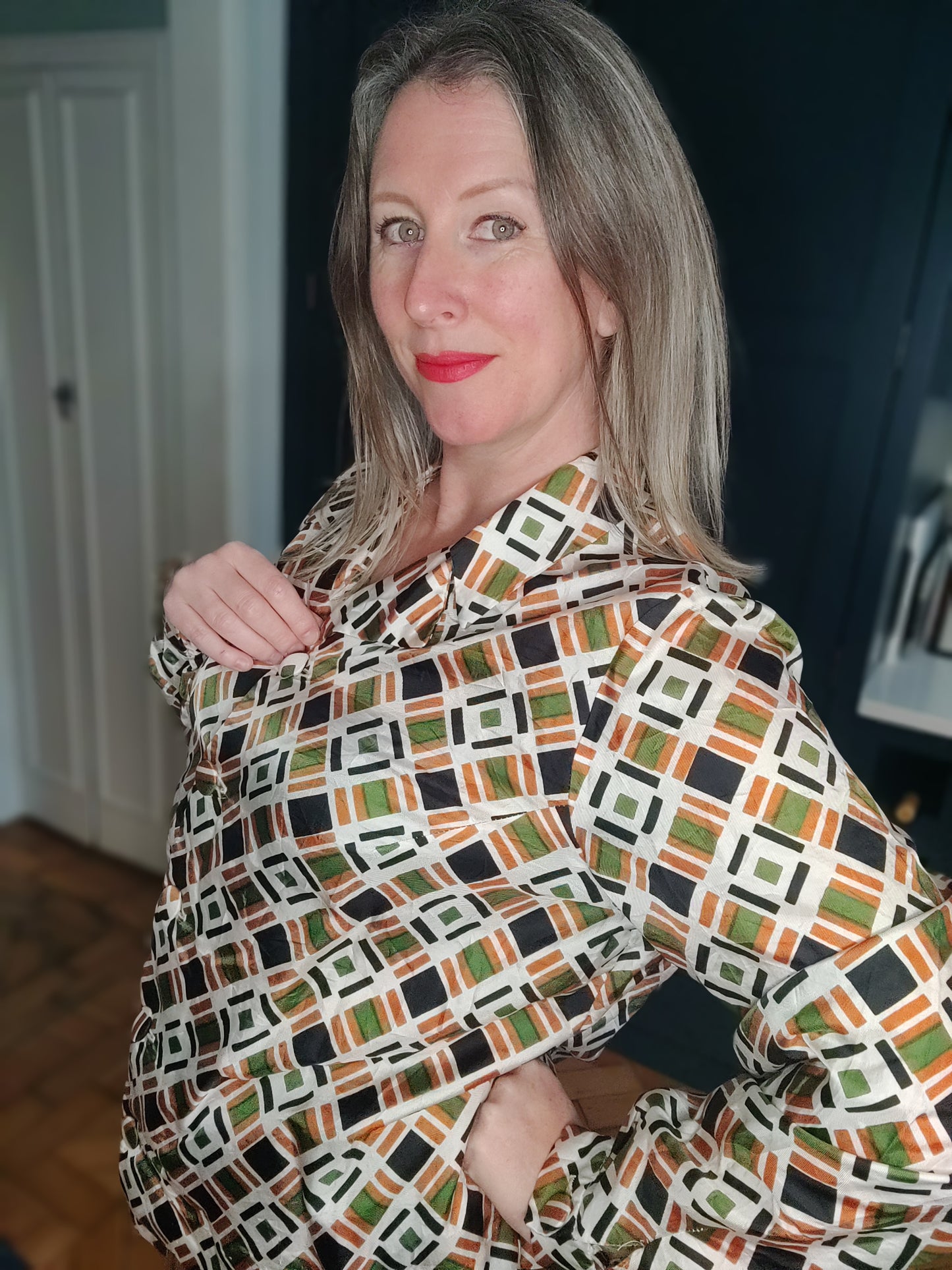 Plus size vintage shirt in retro print.