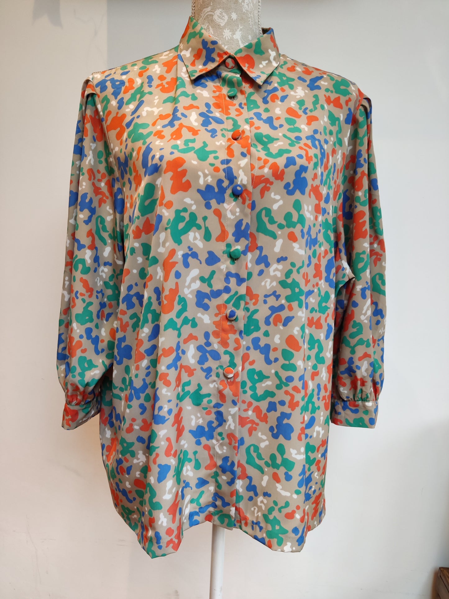 Amazing 80s ladies shirt in rainbow camo print
