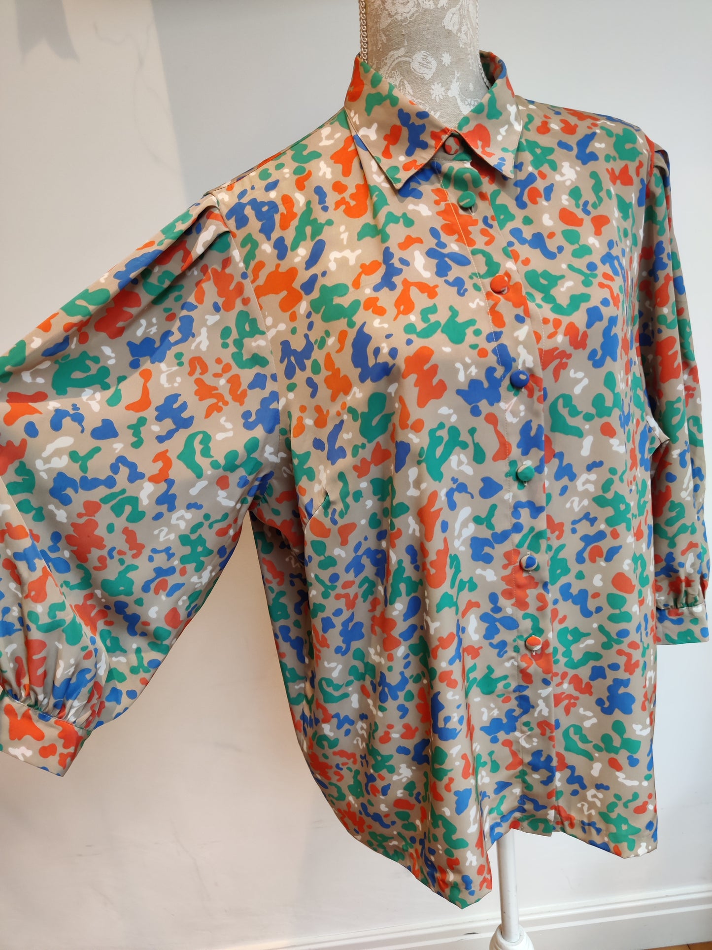 Wide sleeved 80s blouse in orange and blue