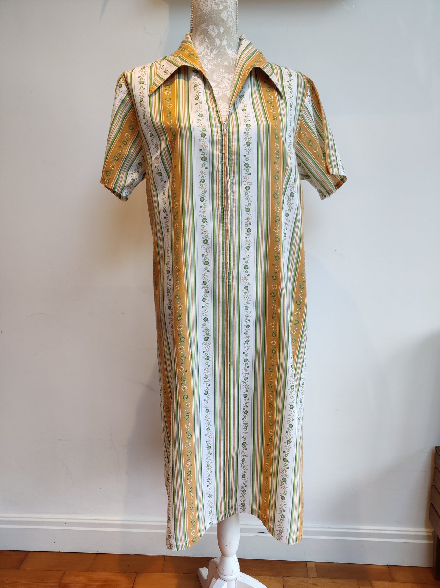 Vintage day dress size 18