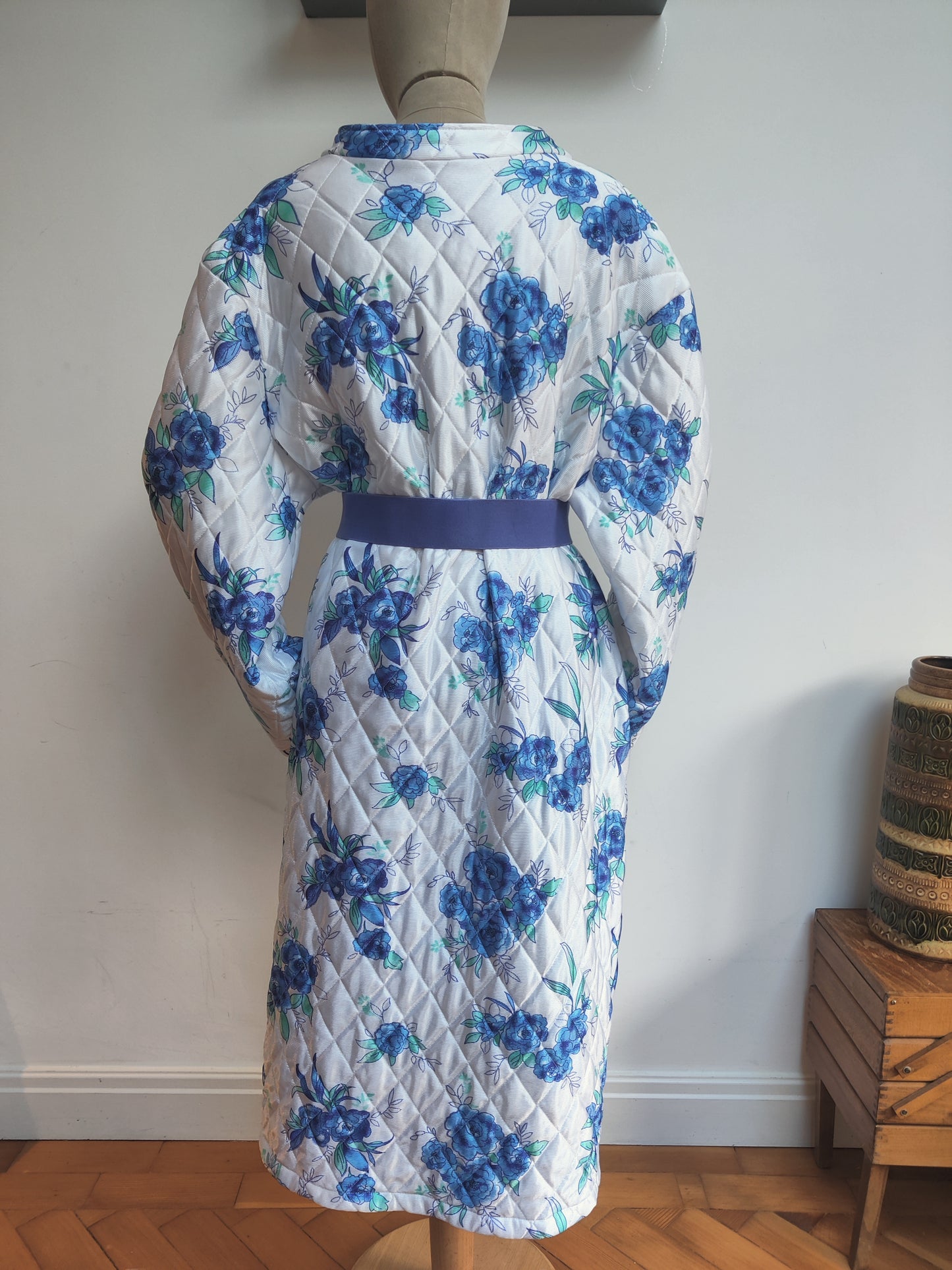 Pretty vintage house coat size 24.