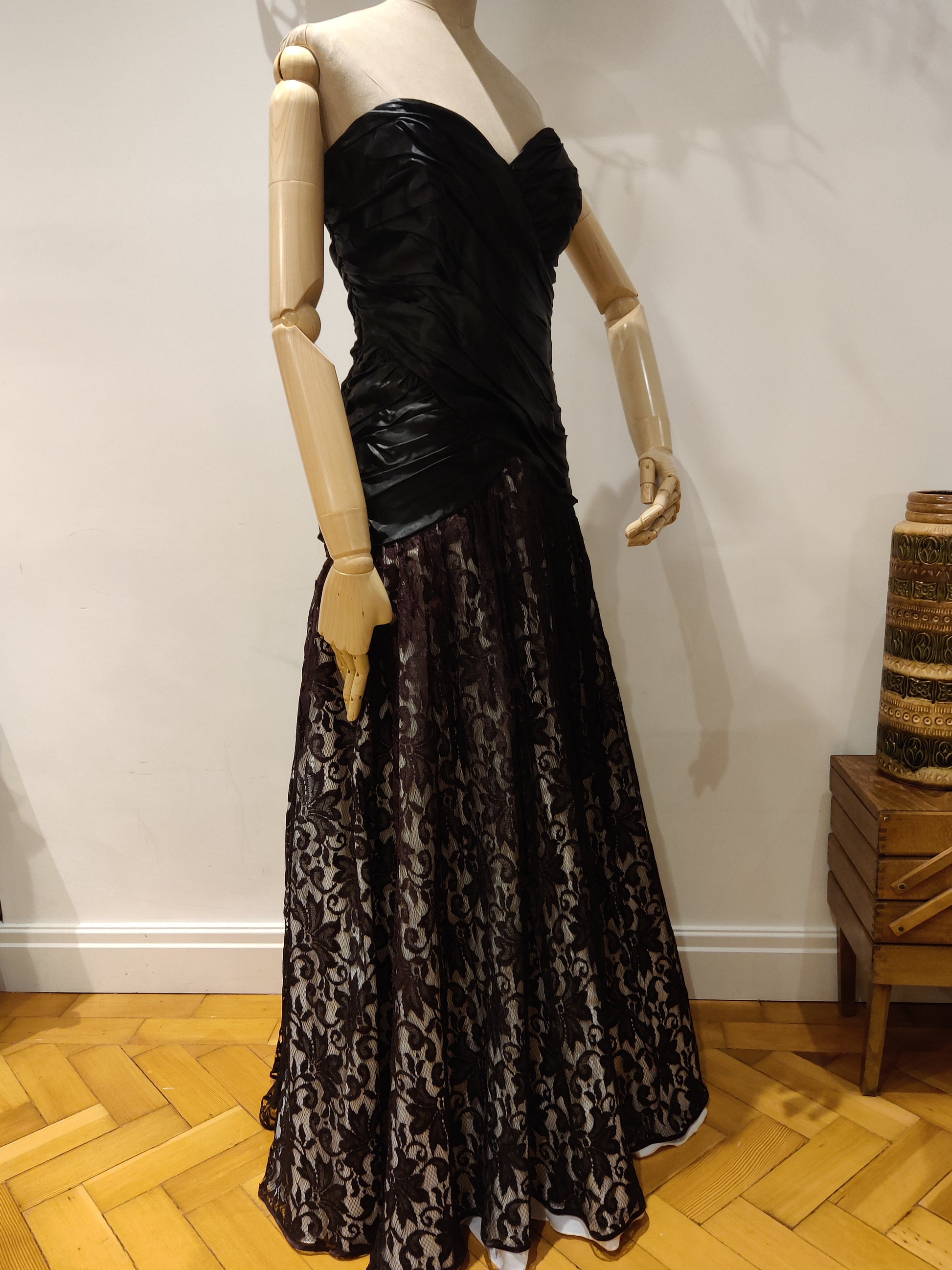 Figure hugging lace vintage evening dress