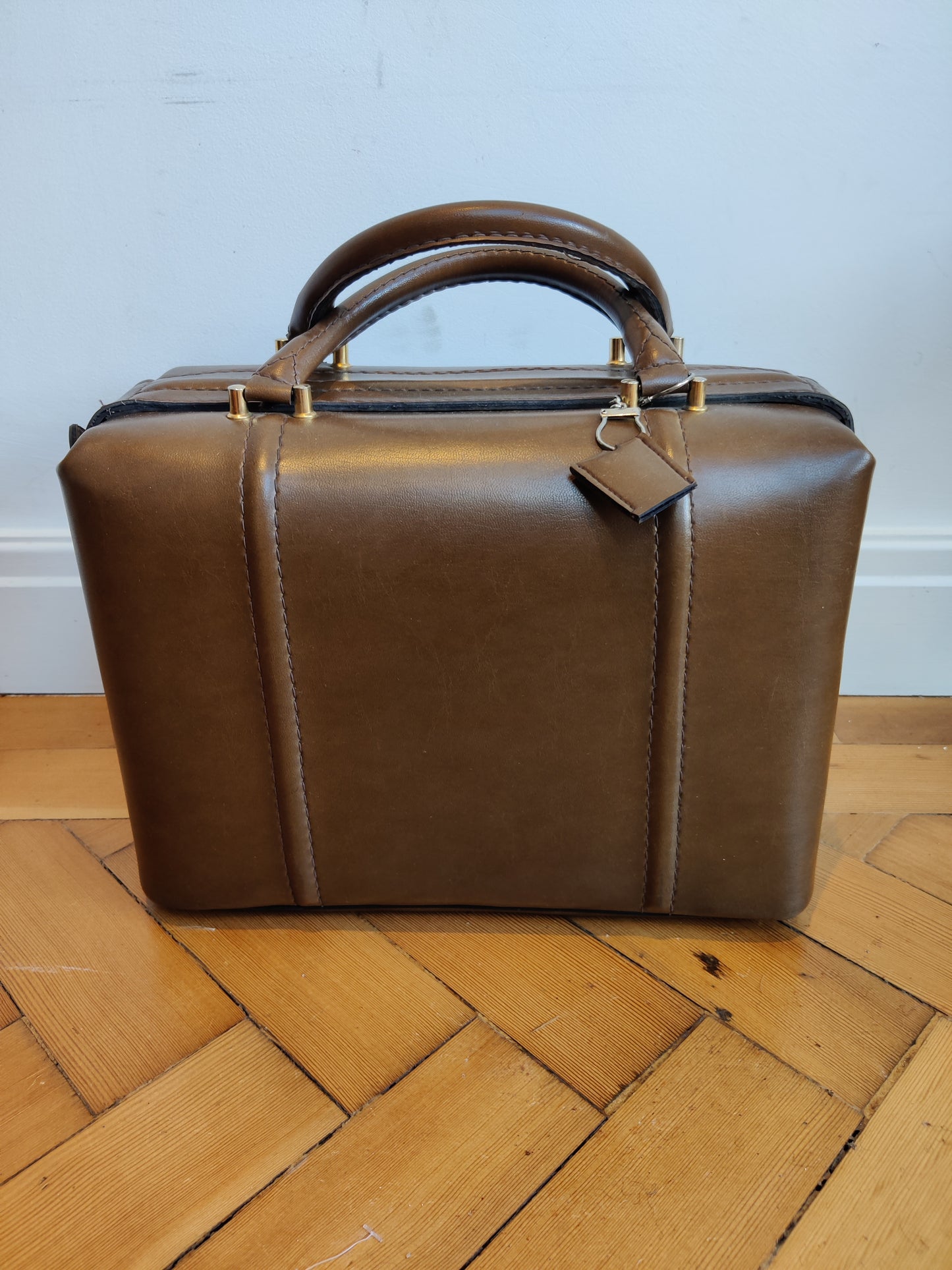Stunning brown vintage doctors bag.