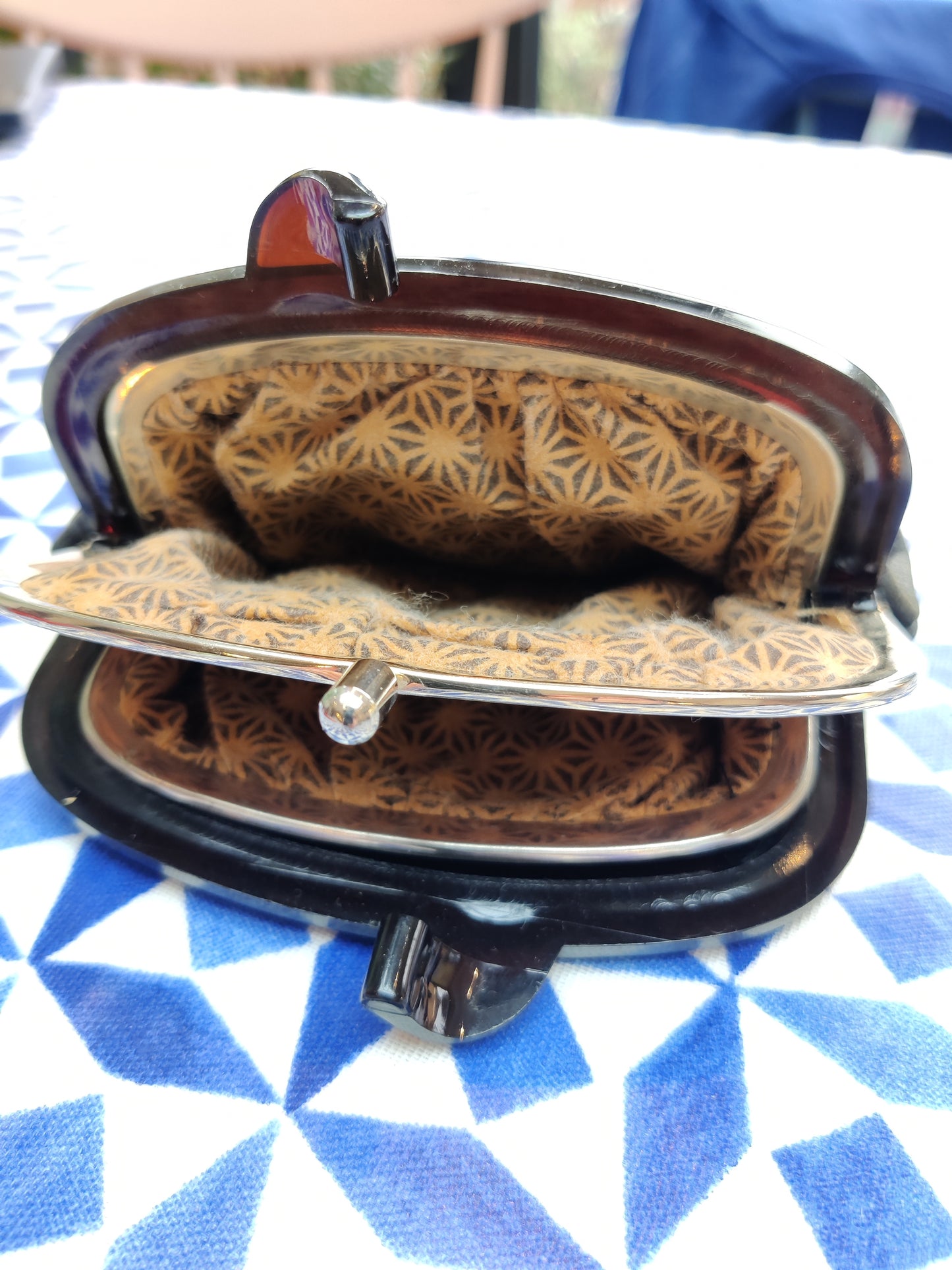 Vintage purse with central divider