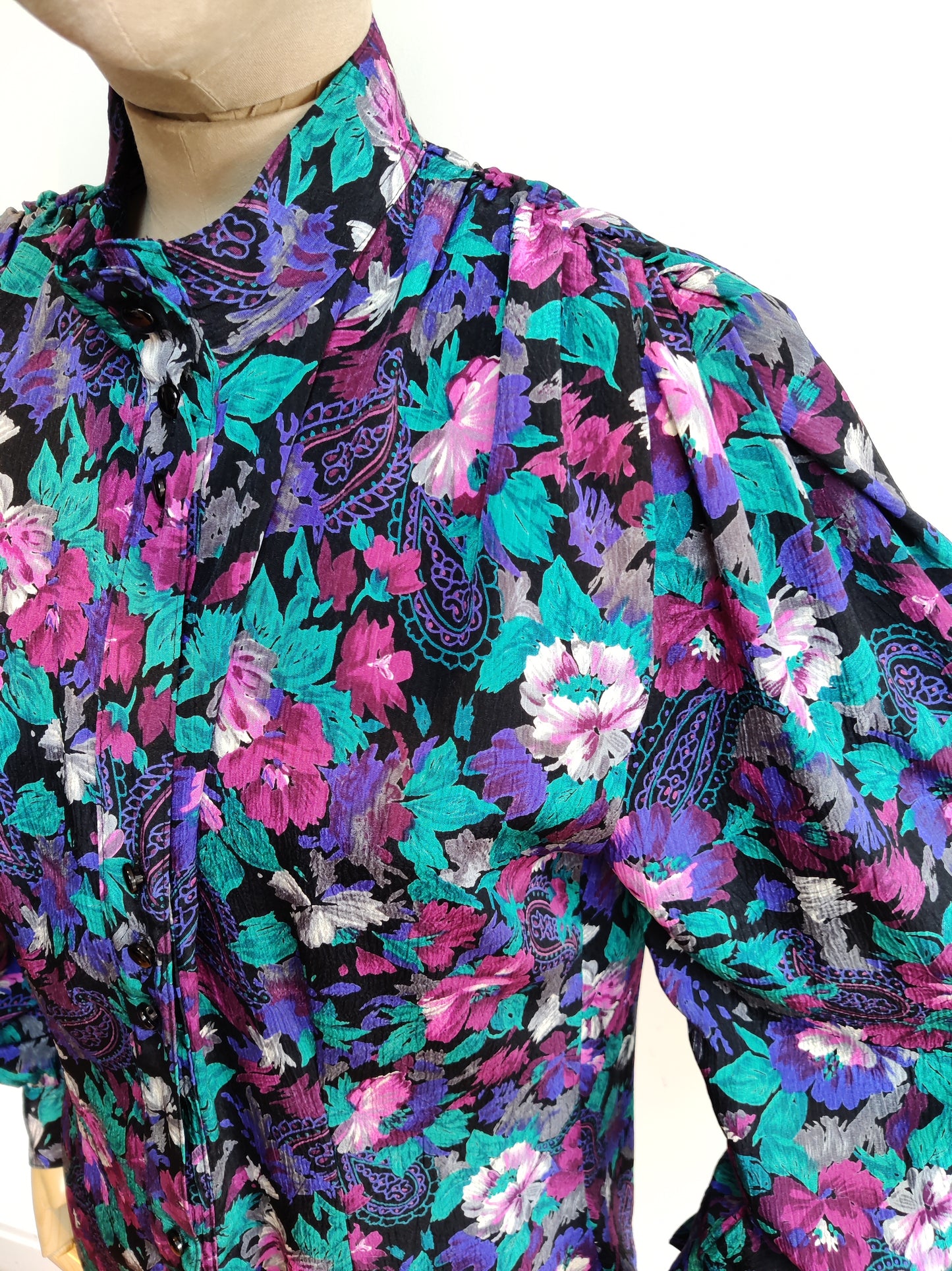 Ladies vintage shirt with ruched sleeves