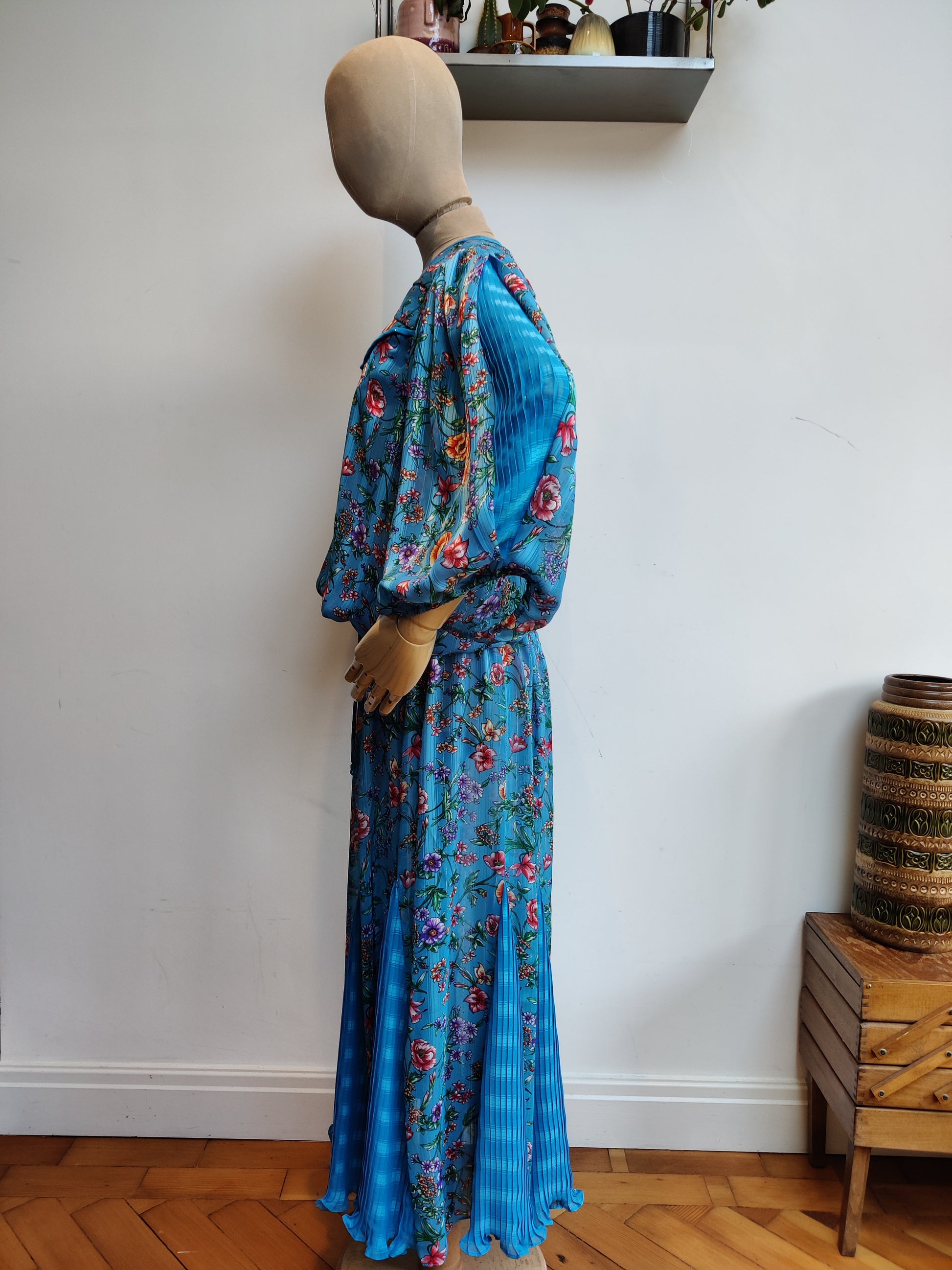 Ladies vintage outfit for a wedding in blue