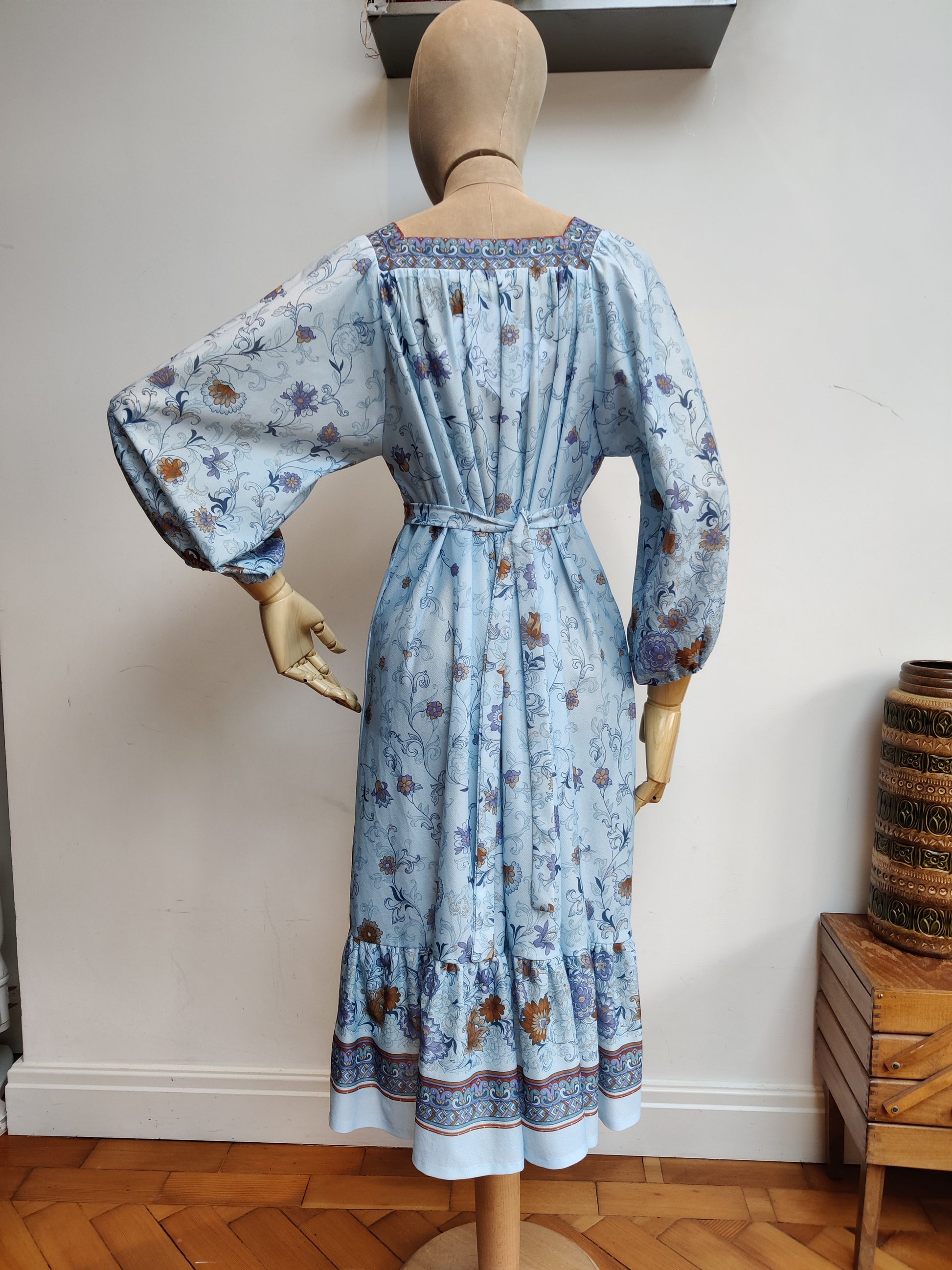 Beautiful vintage summer dress with balloon sleeves. 