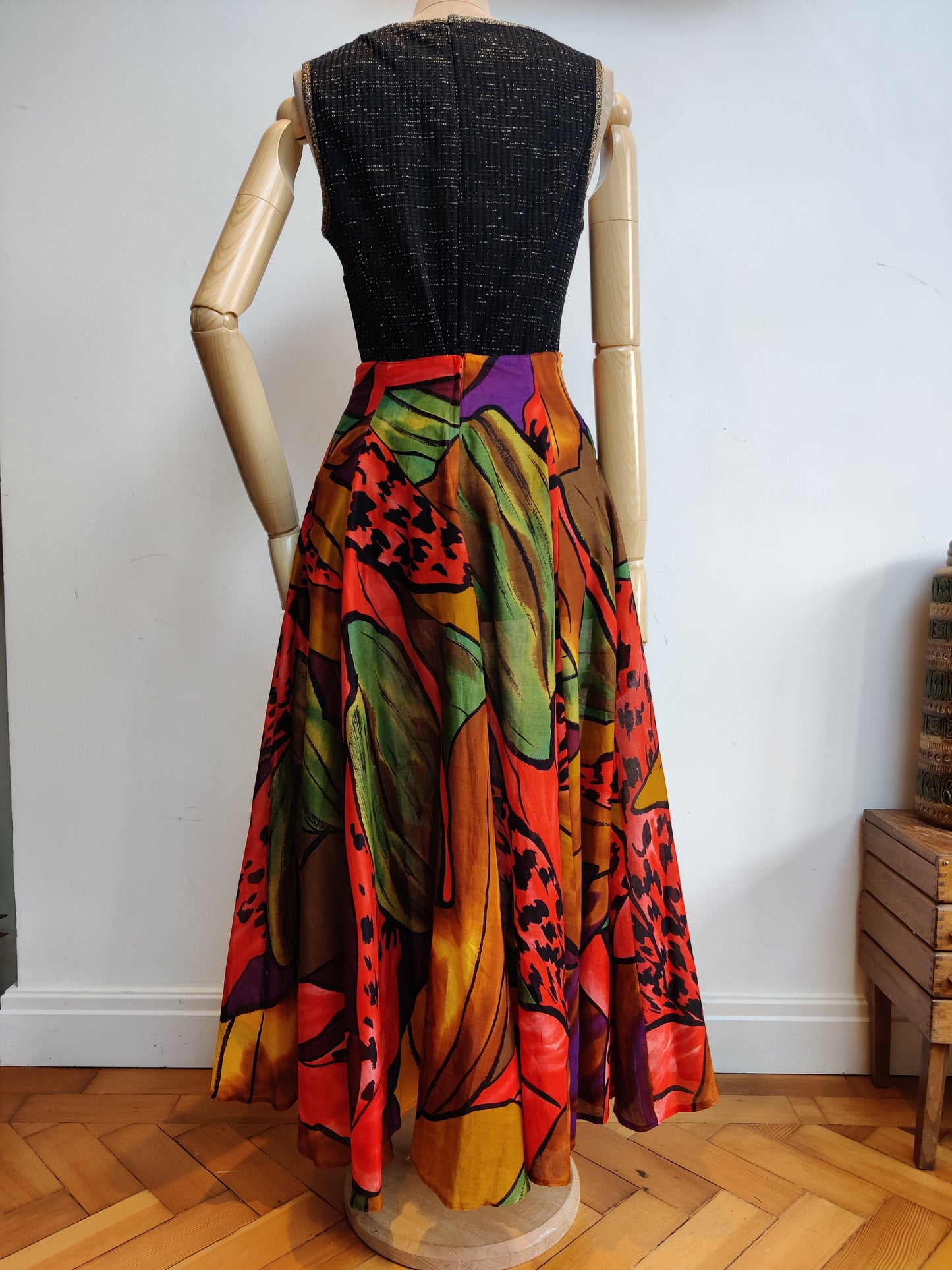 Amazing full 80s skirt with colourful retro print