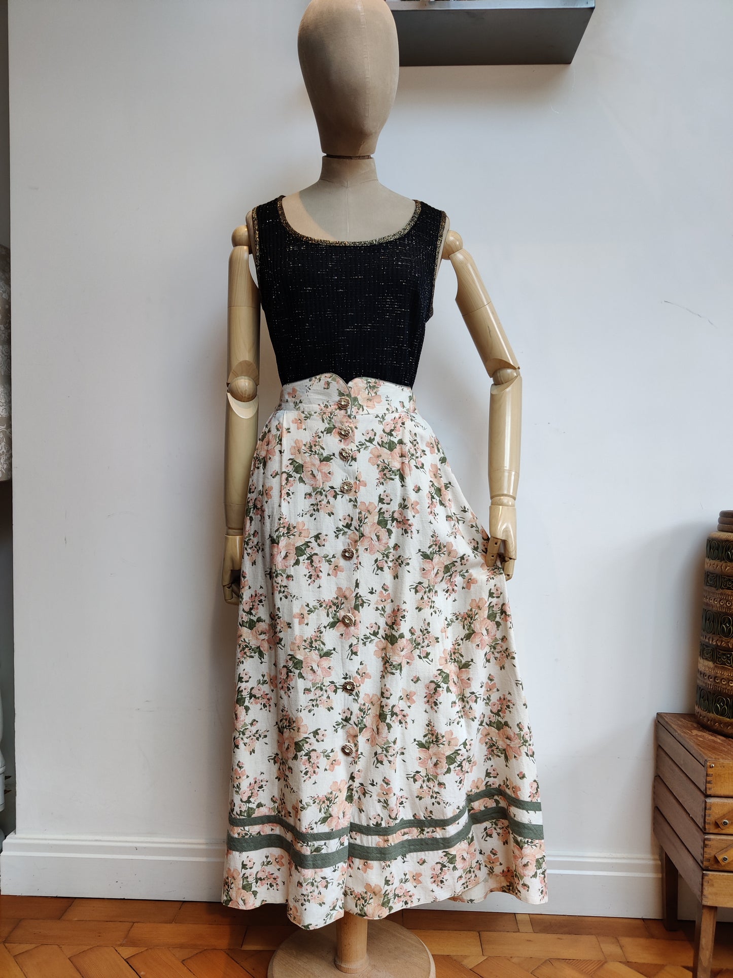 Beautiful high waisted floral skirt size 14-16
