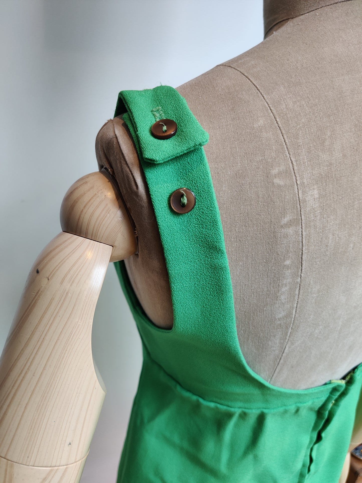 Adjustable shoulder straps in green.